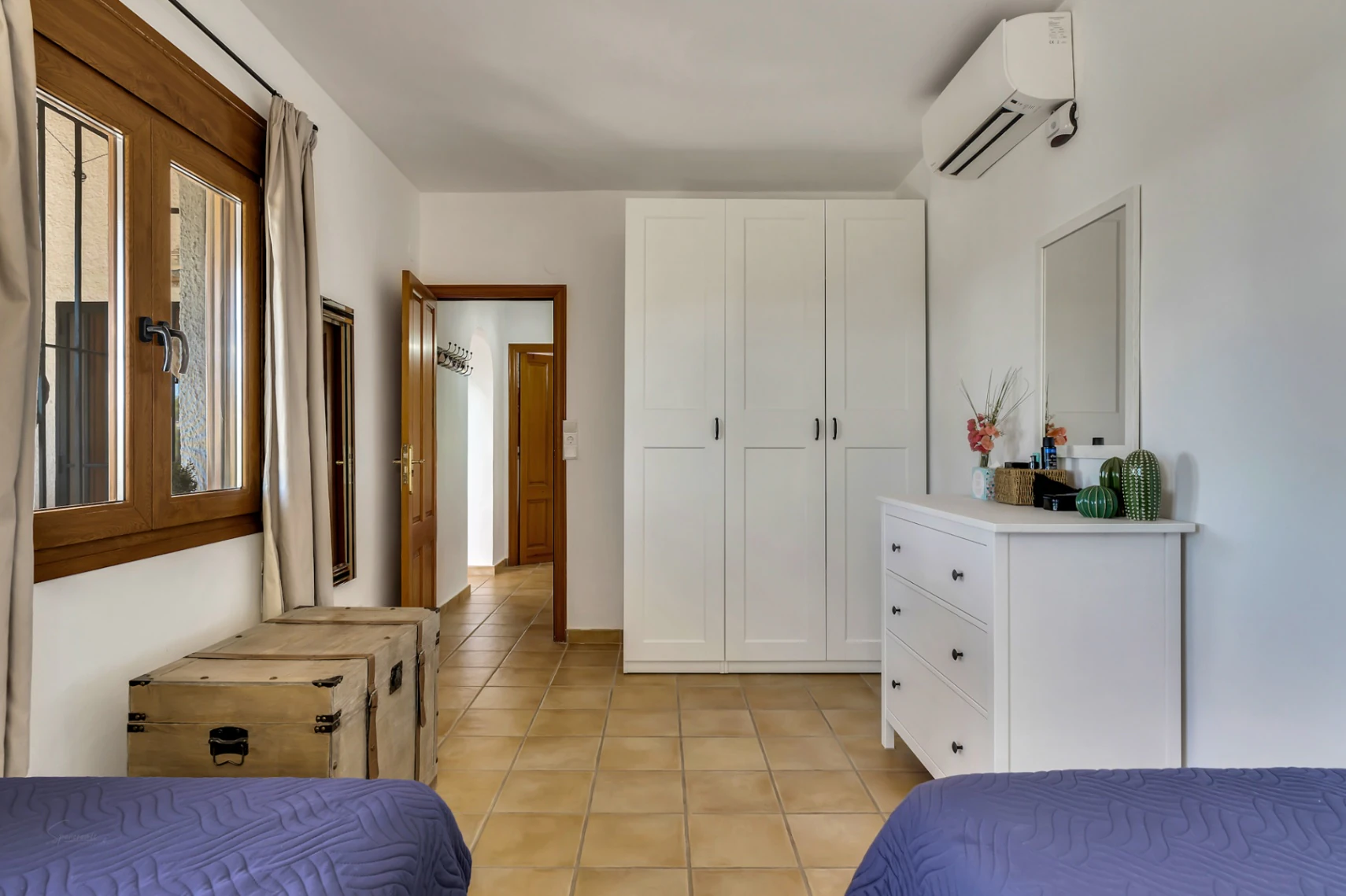 Encantadora villa con piscina privada en una parcela plana, con vistas al mar y un espacio exterior perfecto para disfrutar del estilo de vida español.