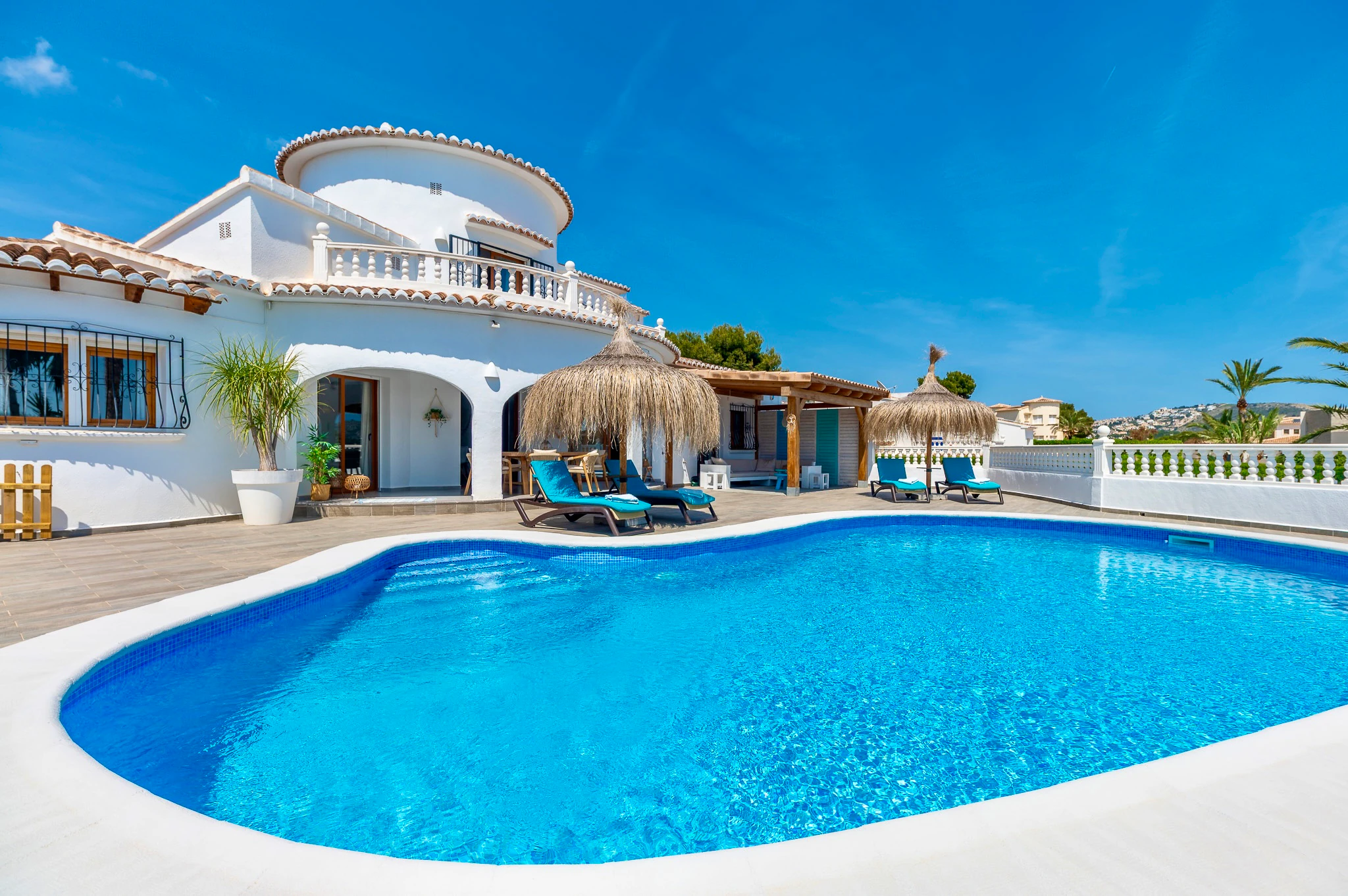 Exclusiva, moderna y completamente renovada villa con vistas panorámicas al mar en venta en Moraira – ubicación privilegiada cercana al centro y la playa.