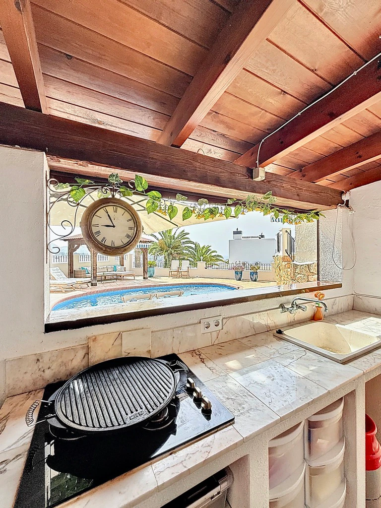 Encantadora villa de 3 habitaciones en Moraira con vistas al mar.