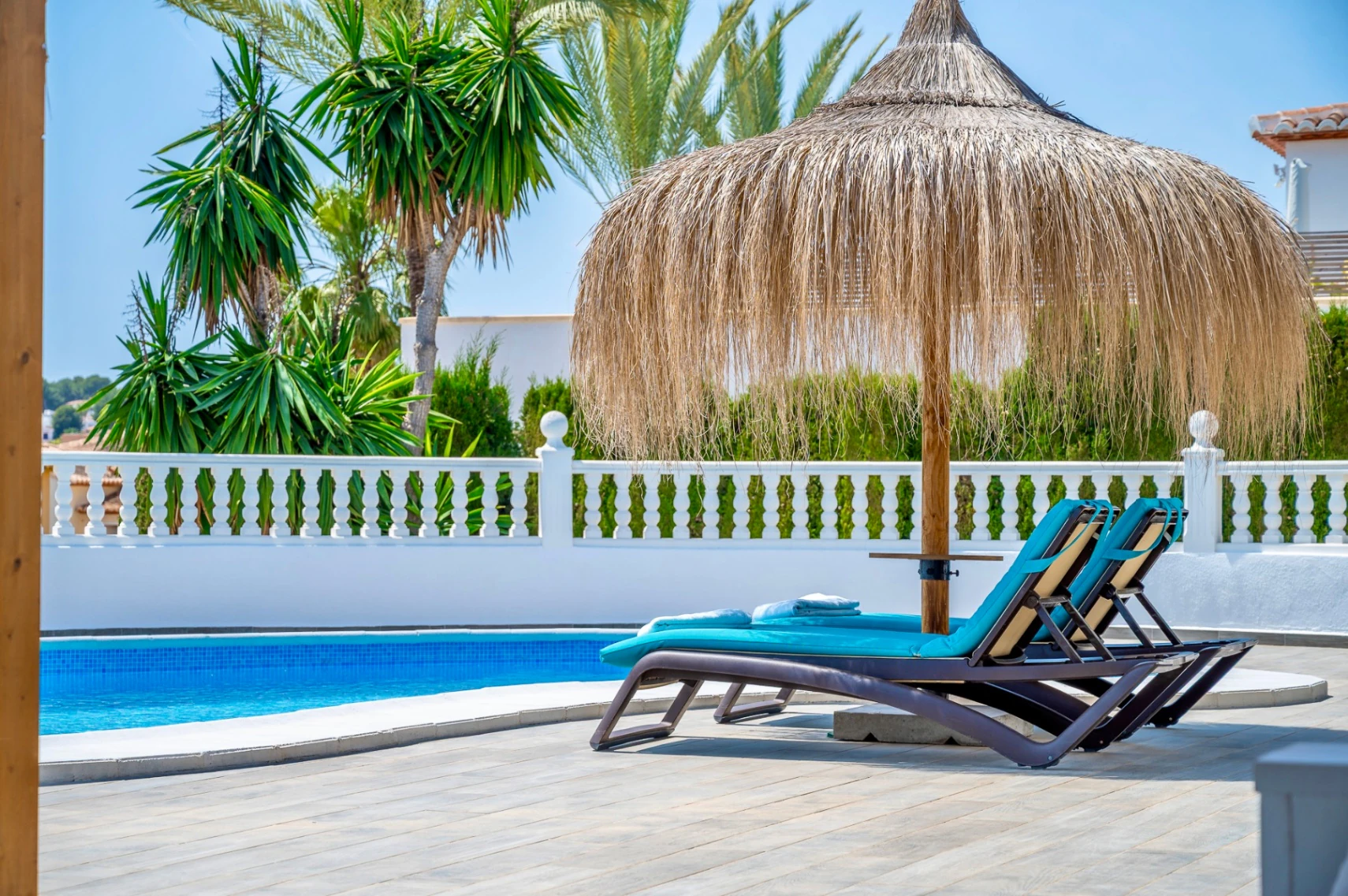 Exclusiva, moderna y completamente renovada villa con vistas panorámicas al mar en venta en Moraira – ubicación privilegiada cercana al centro y la playa.