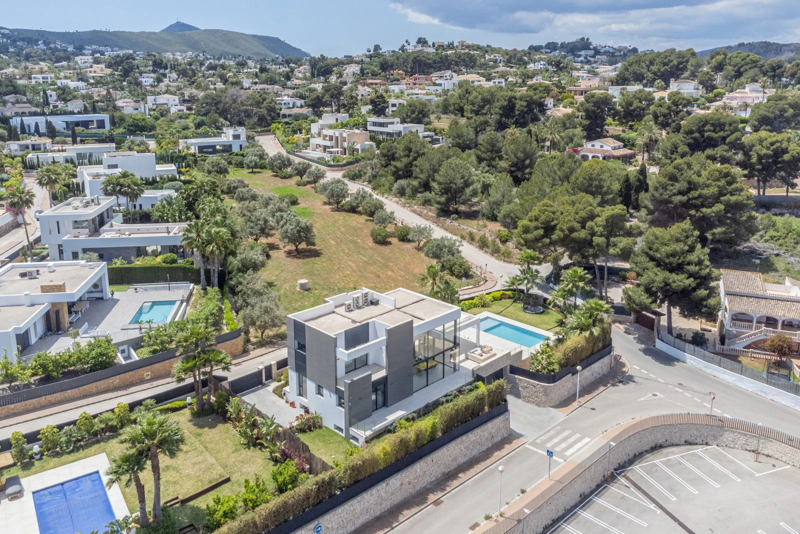 Villa de lujo con 5 dormitorios, espacioso garaje, y a 1.2 km de la playa del Arenal