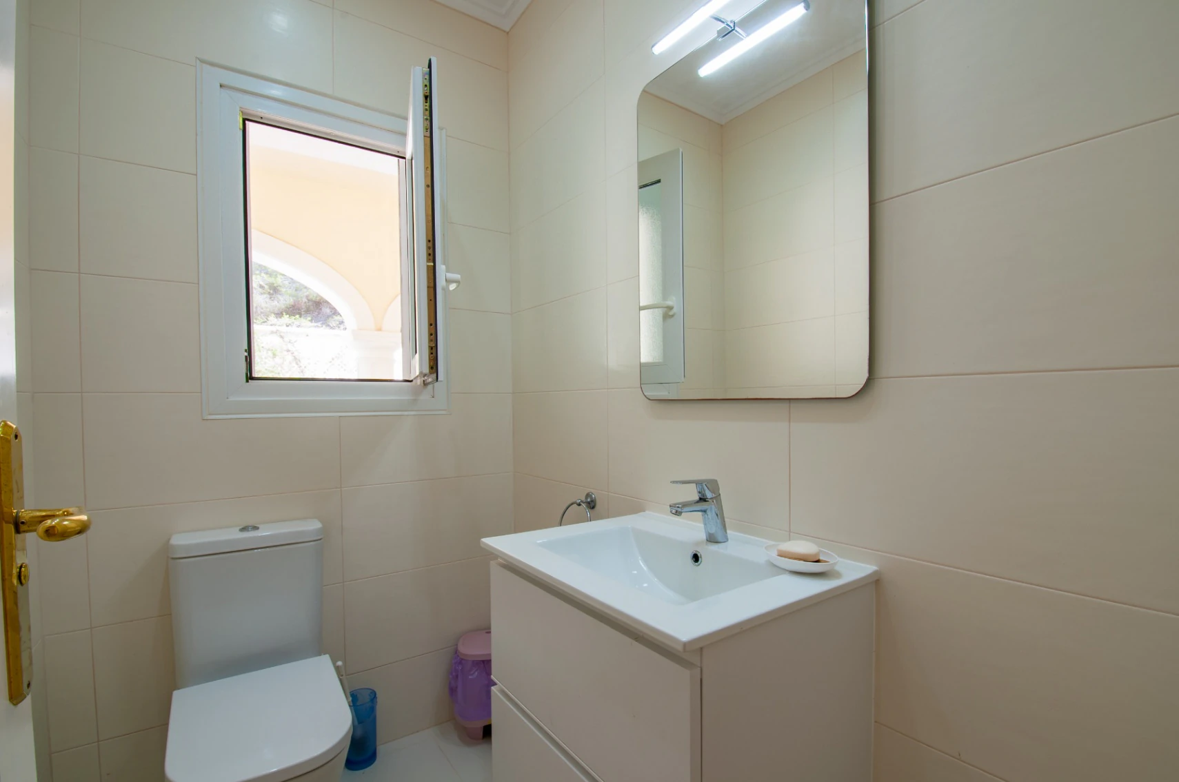 Gran villa elegante con vistas al mar en venta en Moraira