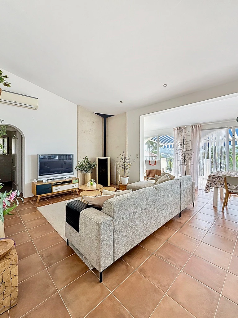 Encantadora villa de 3 habitaciones en Moraira con vistas al mar.