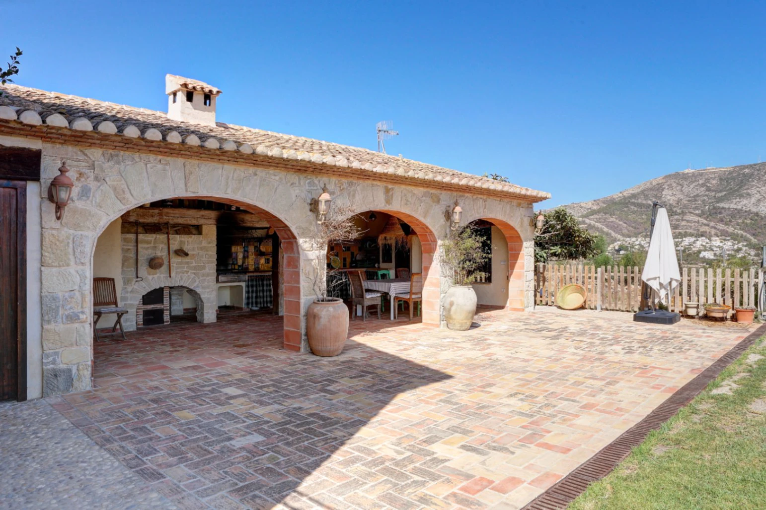 Finca de estilo rústico con imponentes vistas al mar a la venta en Moraira