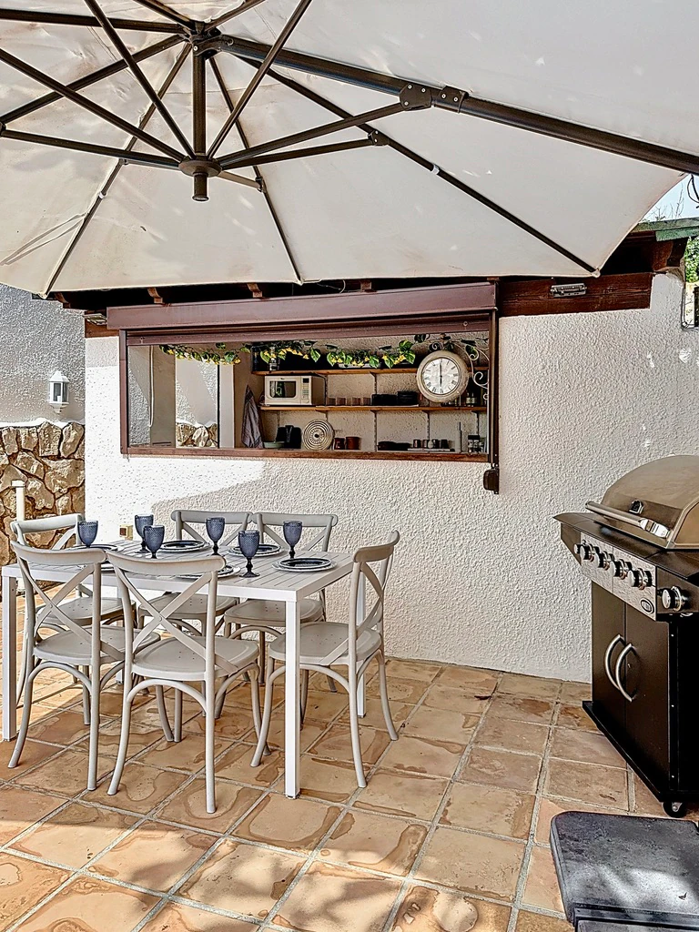 Encantadora villa de 3 habitaciones en Moraira con vistas al mar.