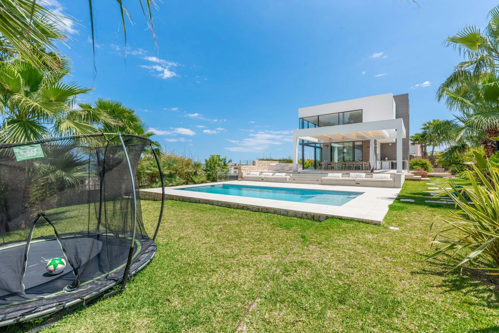 Villa de lujo con 5 dormitorios, espacioso garaje, y a 1.2 km de la playa del Arenal