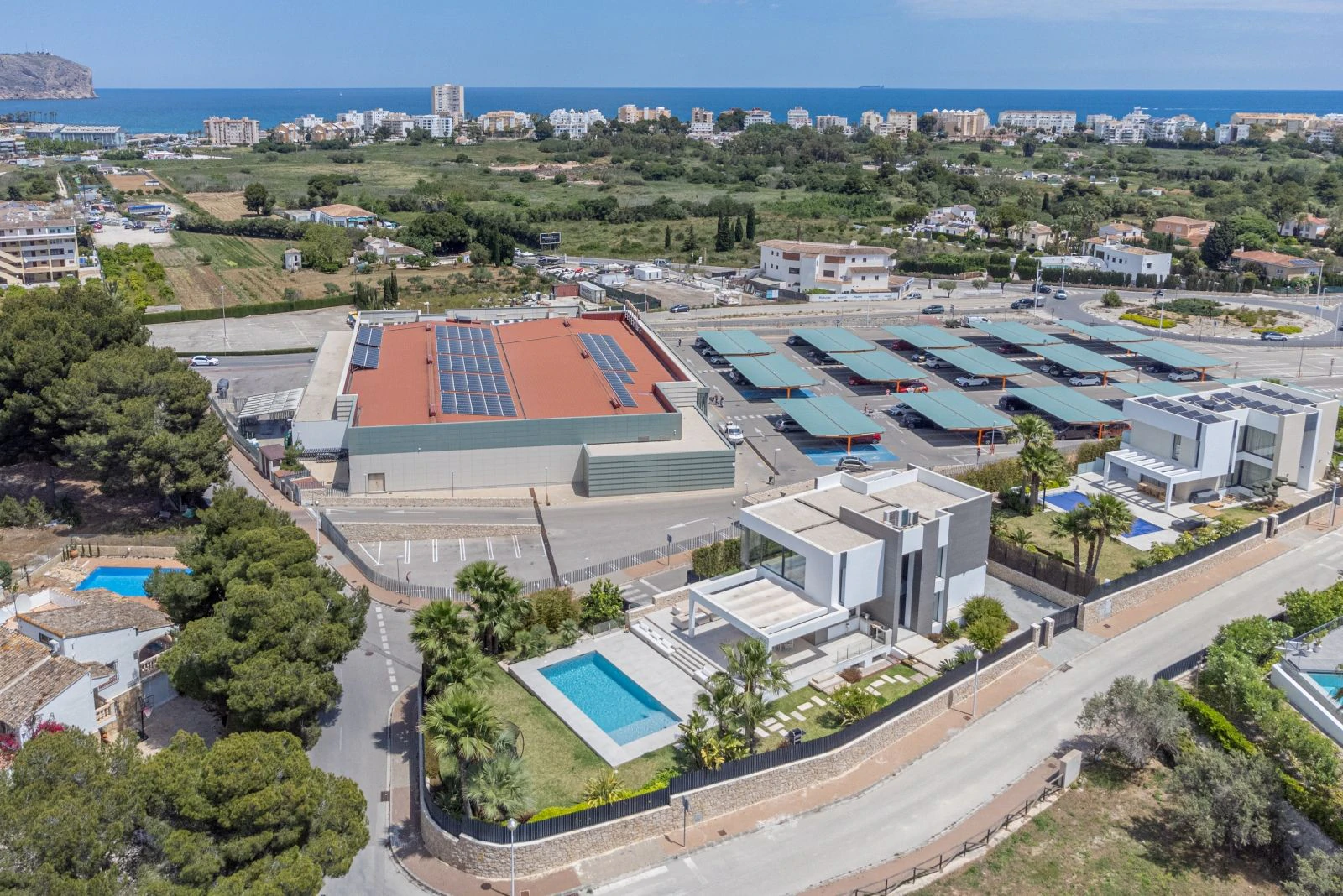 Villa de lujo con 5 dormitorios, espacioso garaje, y a 1.2 km de la playa del Arenal