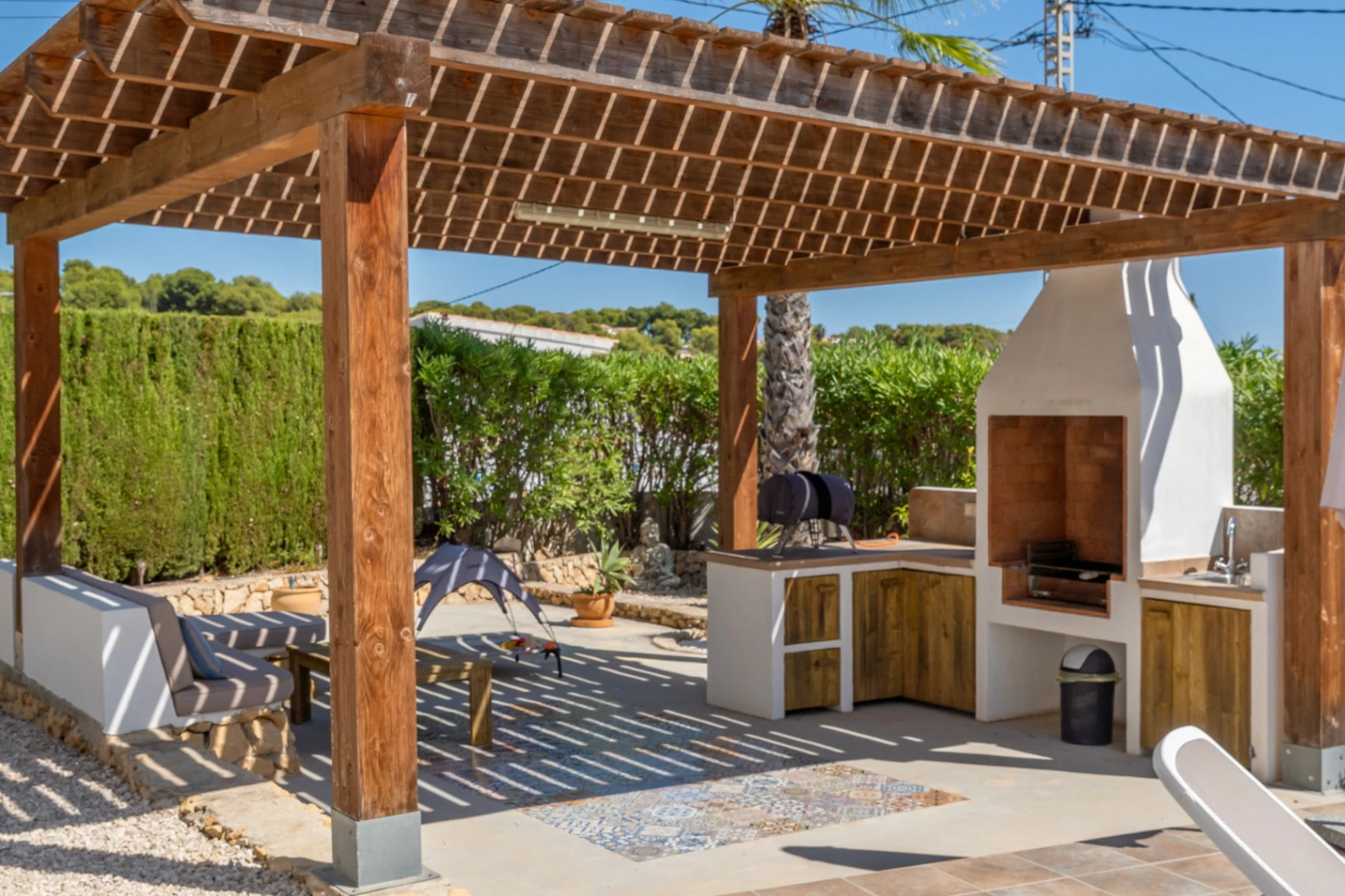 Encantadora villa con piscina privada en una parcela plana, con vistas al mar y un espacio exterior perfecto para disfrutar del estilo de vida español.
