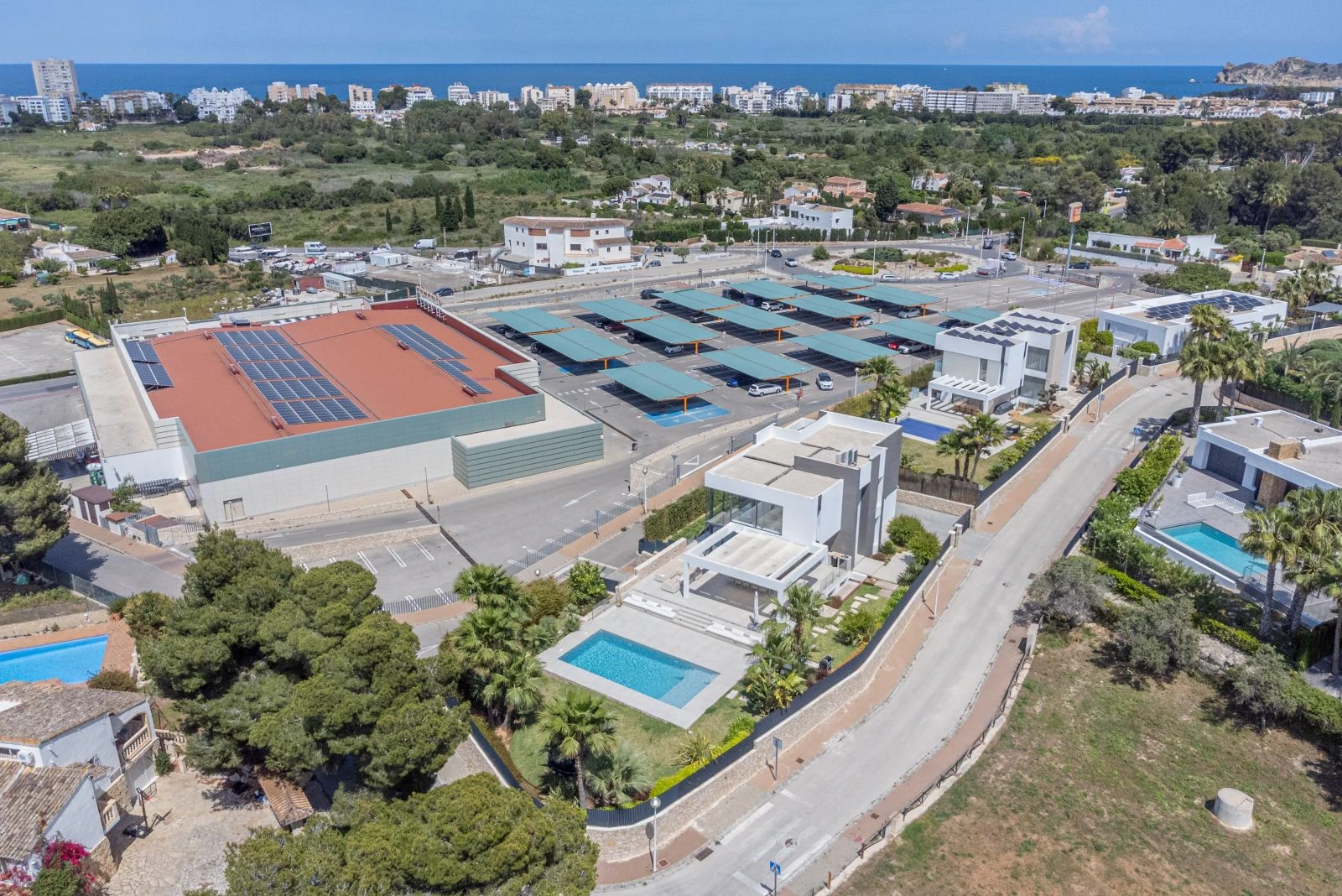 Villa de lujo con 5 dormitorios, espacioso garaje, y a 1.2 km de la playa del Arenal
