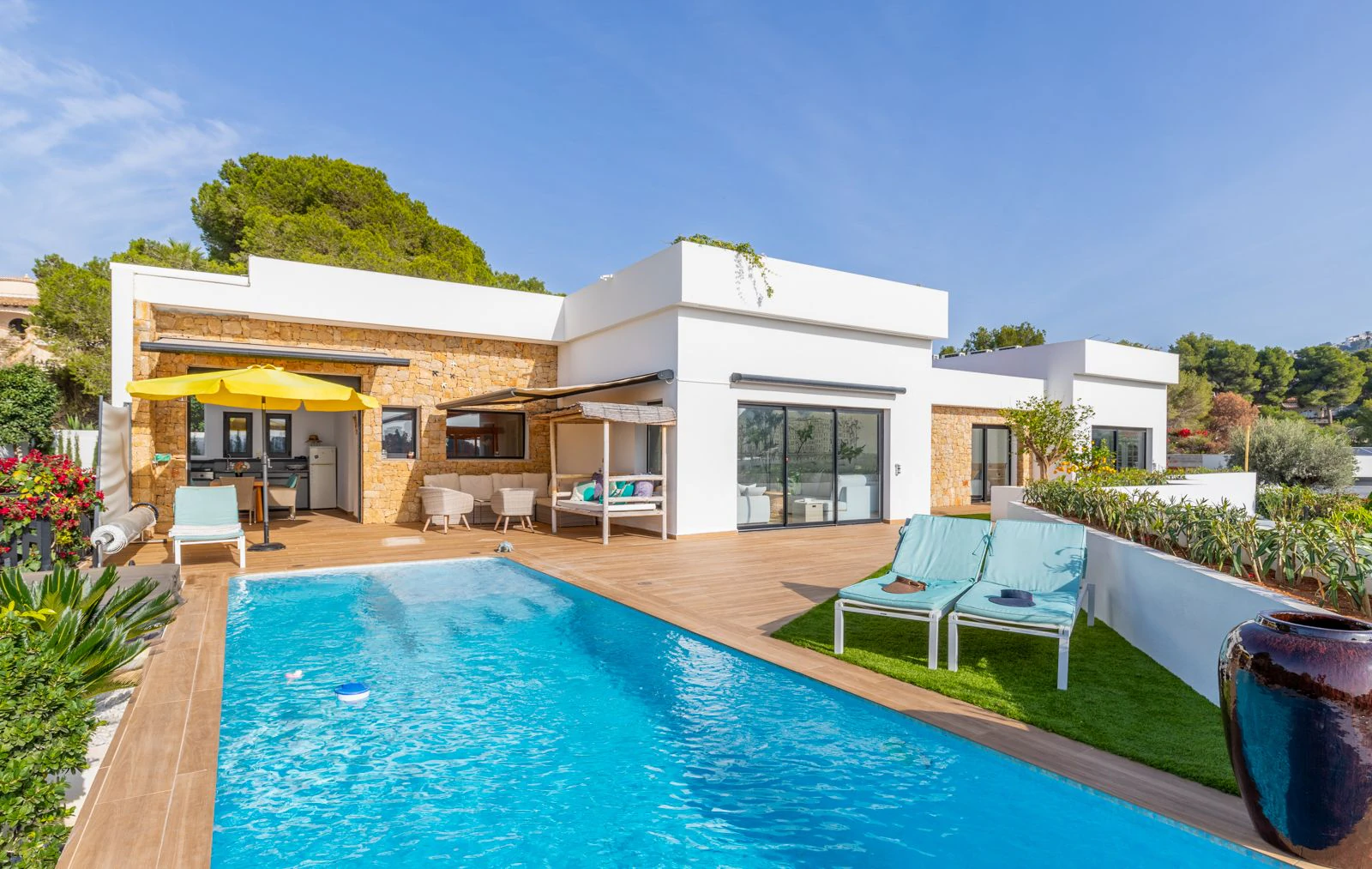 VILLA DE LUJO CON VISTAS AL MAR Y 2 APARTAMENTOS SEPARADOS – IDEAL COMO INVERSION DE ALQUILER EN MORAIRA