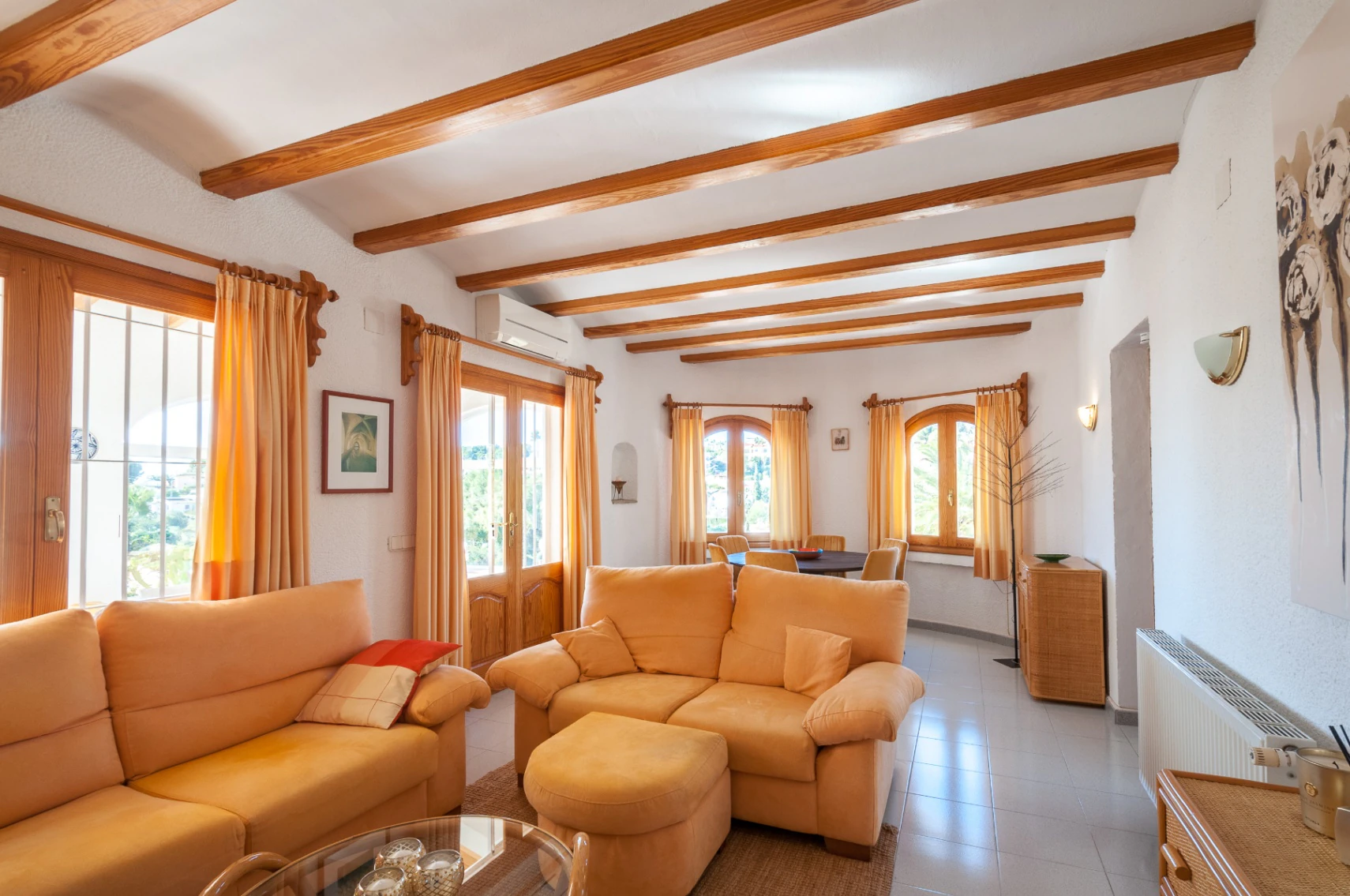 Villa mediterránea orientada al suroeste en Benissa cerca del campo de golf San Jaime.