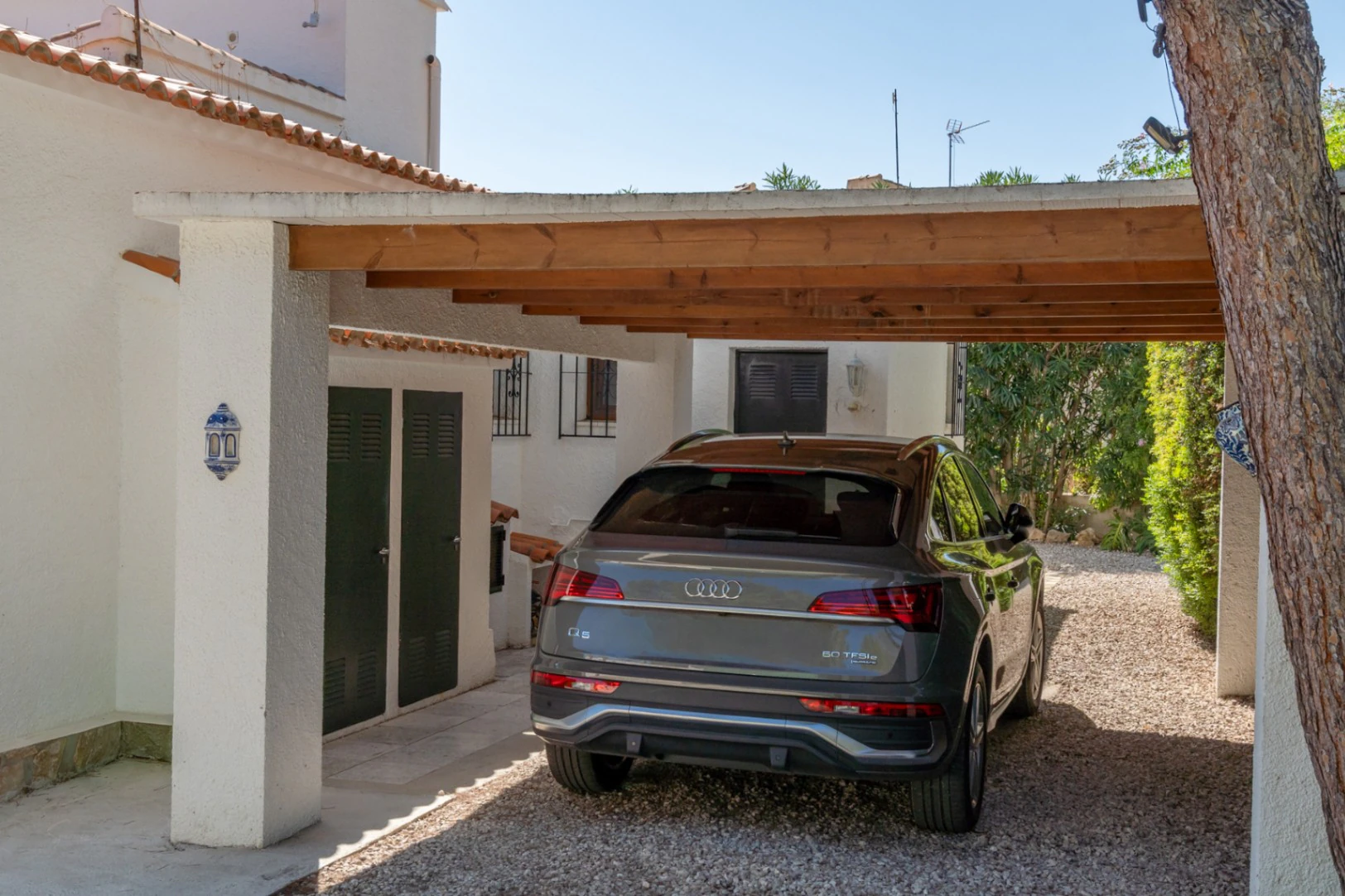Encantadora villa con piscina privada en una parcela plana, con vistas al mar y un espacio exterior perfecto para disfrutar del estilo de vida español.