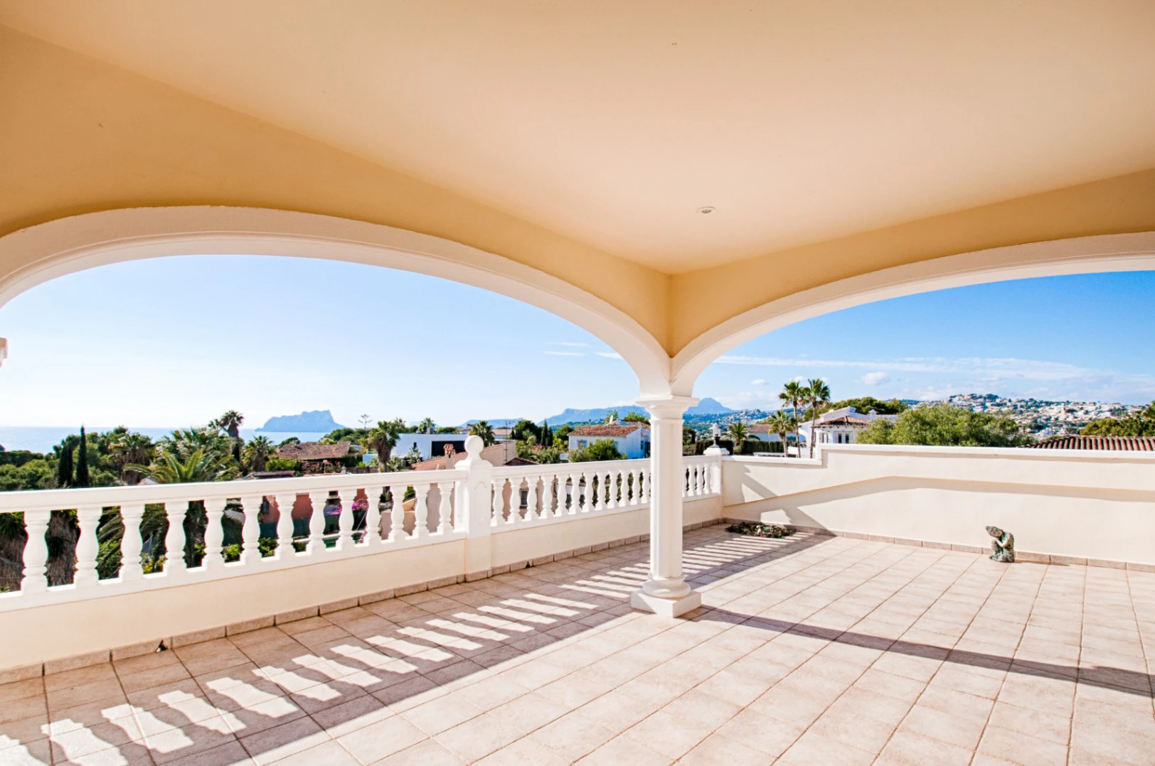 Gran villa elegante con vistas al mar en venta en Moraira