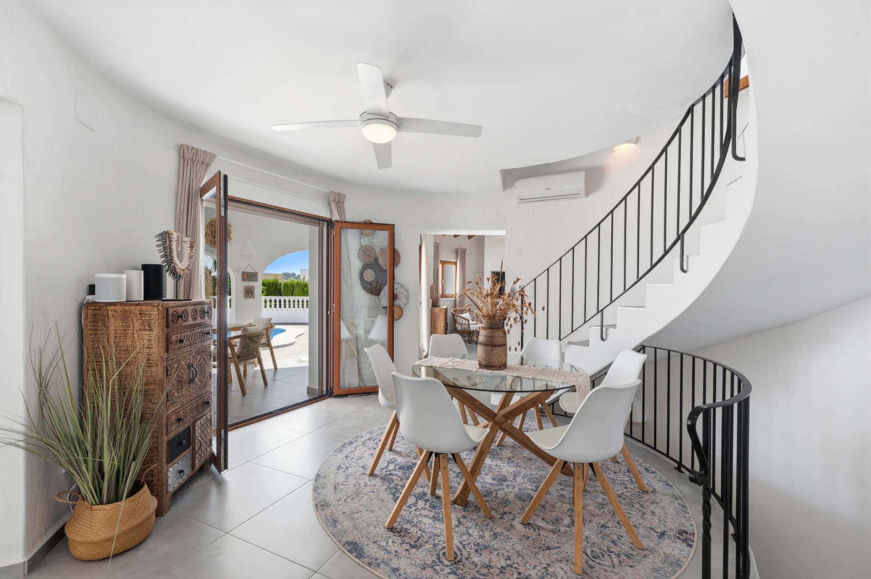Exclusiva, moderna y completamente renovada villa con vistas panorámicas al mar en venta en Moraira – ubicación privilegiada cercana al centro y la playa.