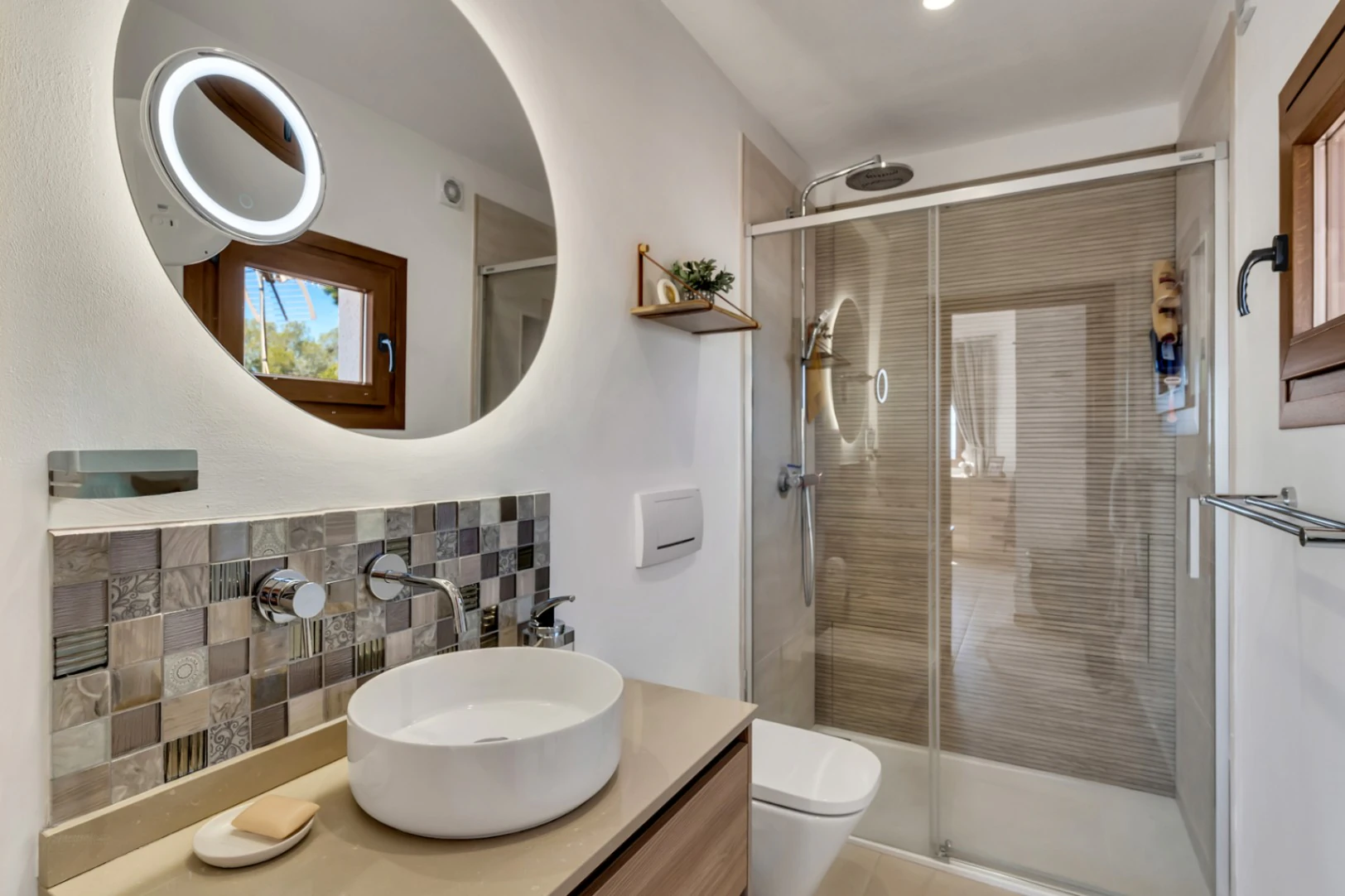 Encantadora villa con piscina privada en una parcela plana, con vistas al mar y un espacio exterior perfecto para disfrutar del estilo de vida español.