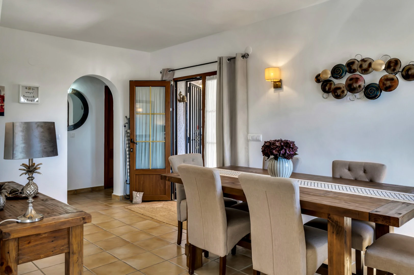 Encantadora villa con piscina privada en una parcela plana, con vistas al mar y un espacio exterior perfecto para disfrutar del estilo de vida español.