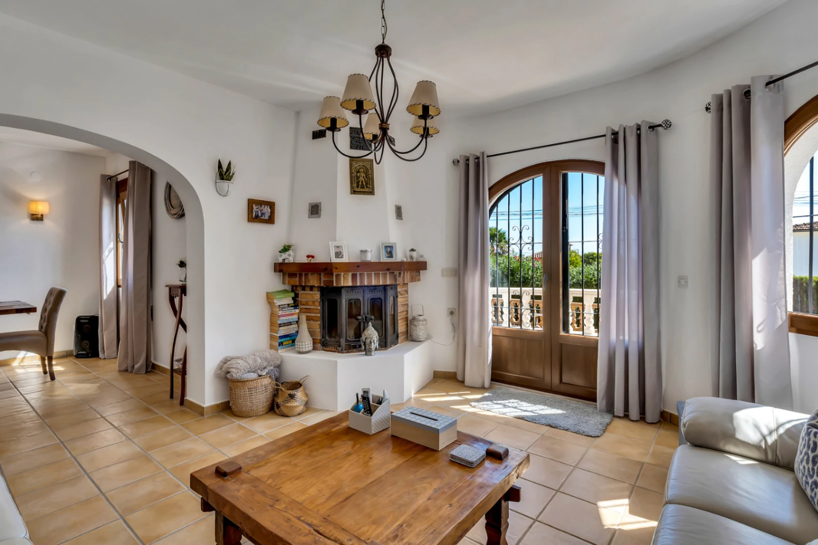Encantadora villa con piscina privada en una parcela plana, con vistas al mar y un espacio exterior perfecto para disfrutar del estilo de vida español.
