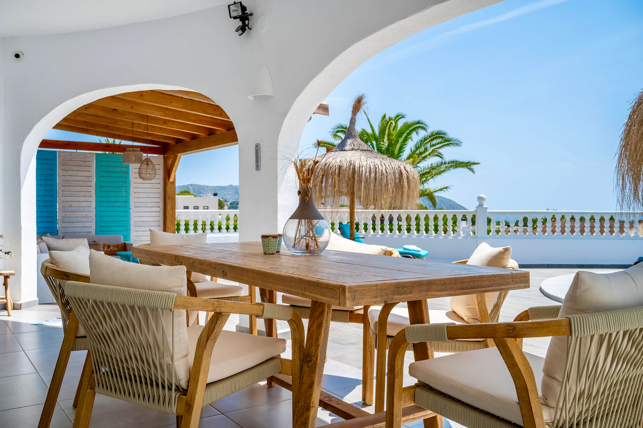 Exclusiva, moderna y completamente renovada villa con vistas panorámicas al mar en venta en Moraira – ubicación privilegiada cercana al centro y la playa.