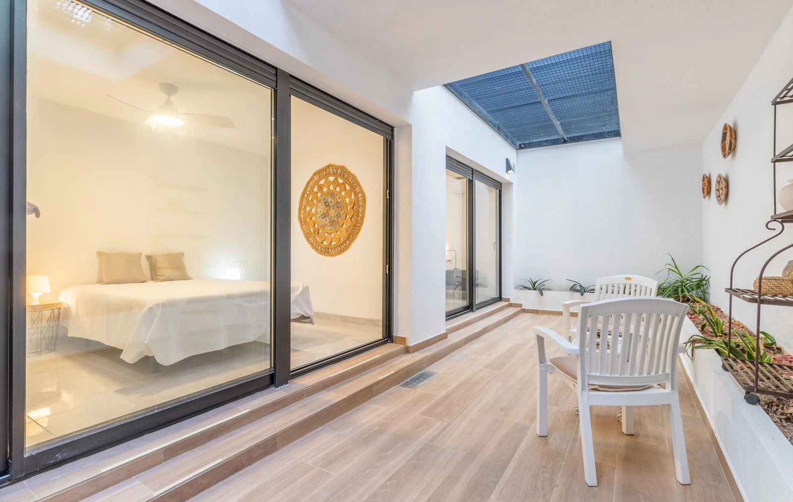 VILLA DE LUJO CON VISTAS AL MAR Y 2 APARTAMENTOS SEPARADOS – IDEAL COMO INVERSION DE ALQUILER EN MORAIRA