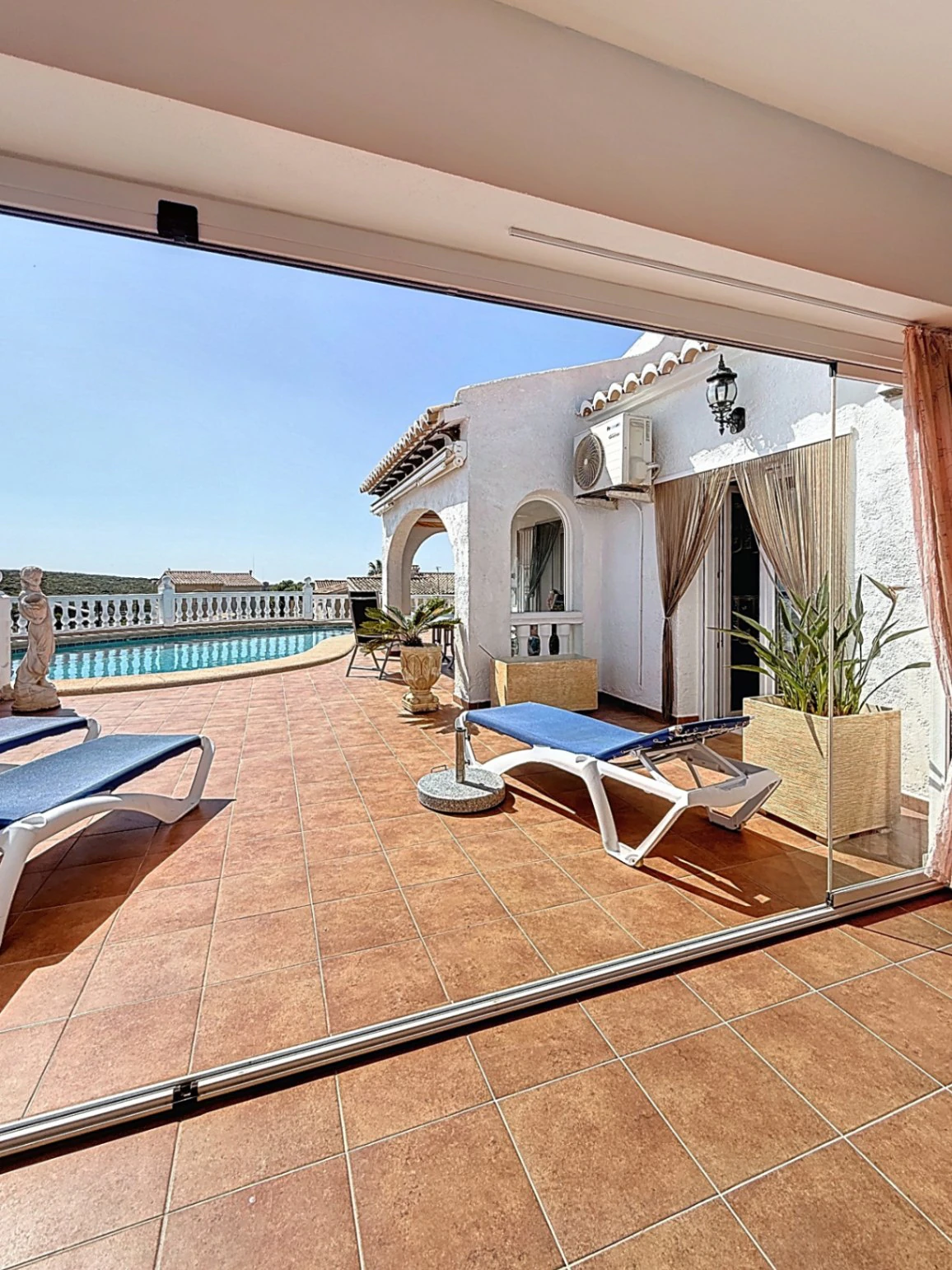 Villa de 3 dormitorios y 3 baños con vista al mar, con vistas al parque natural en Cumbre del Sol.