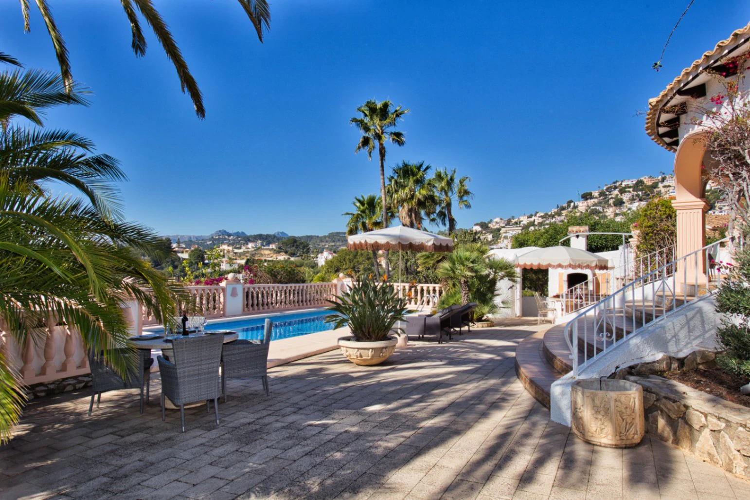 Villa tradicional con vistas al mar en venta en Benissa
