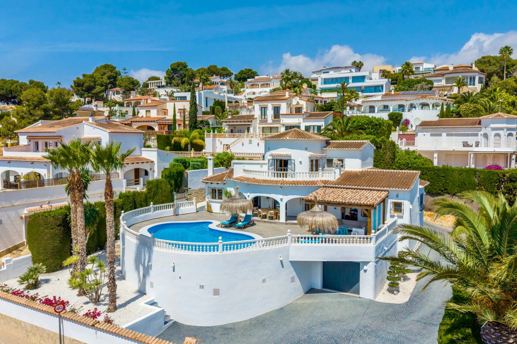 Exclusiva, moderna y completamente renovada villa con vistas panorámicas al mar en venta en Moraira – ubicación privilegiada cercana al centro y la playa.
