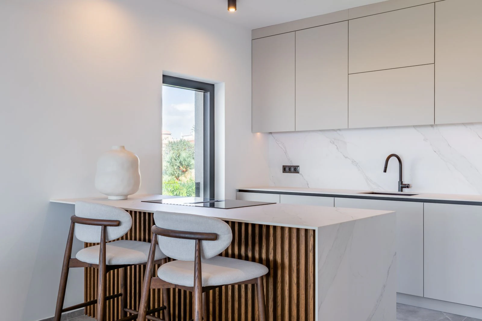 Villa mediterránea con acabados de lujo de alta gama y vistas al mar a 5 minutos de Moraira