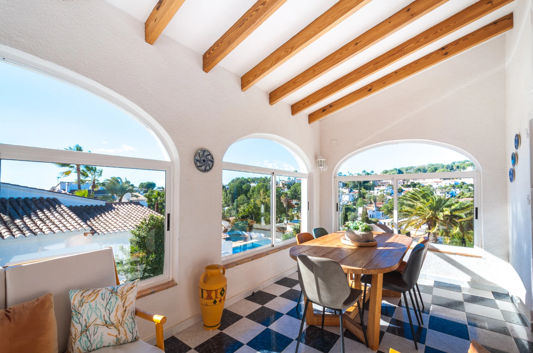 Villa mediterránea orientada al suroeste en Benissa cerca del campo de golf San Jaime.