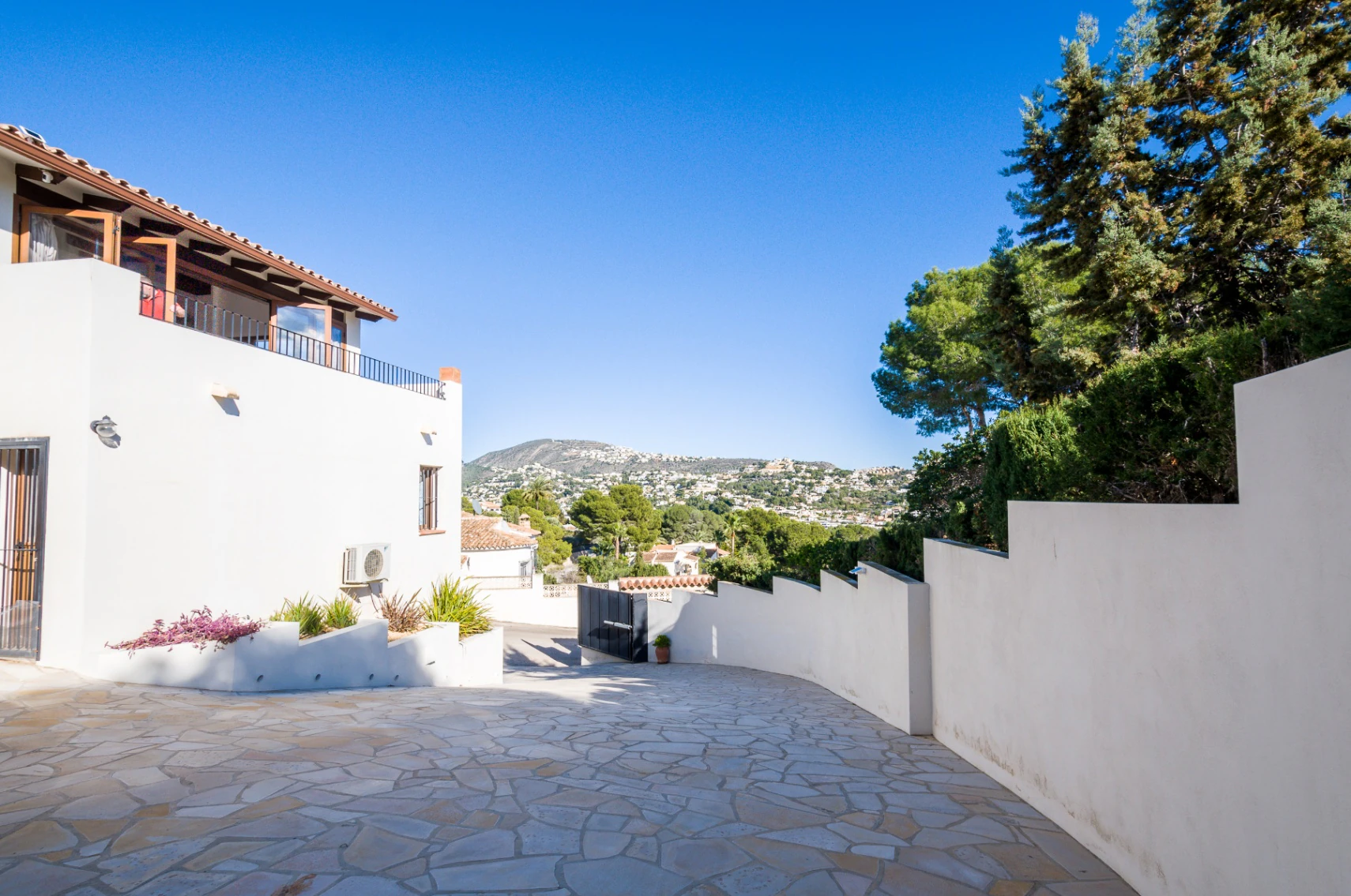 Villa con Vista al Mar en Venta en Moraira a Distancia Caminando de la Playa