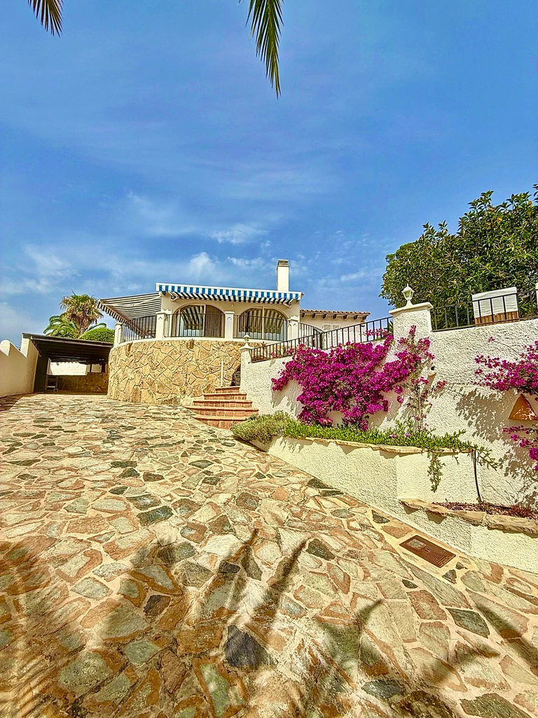 Encantadora villa de 3 habitaciones en Moraira con vistas al mar.