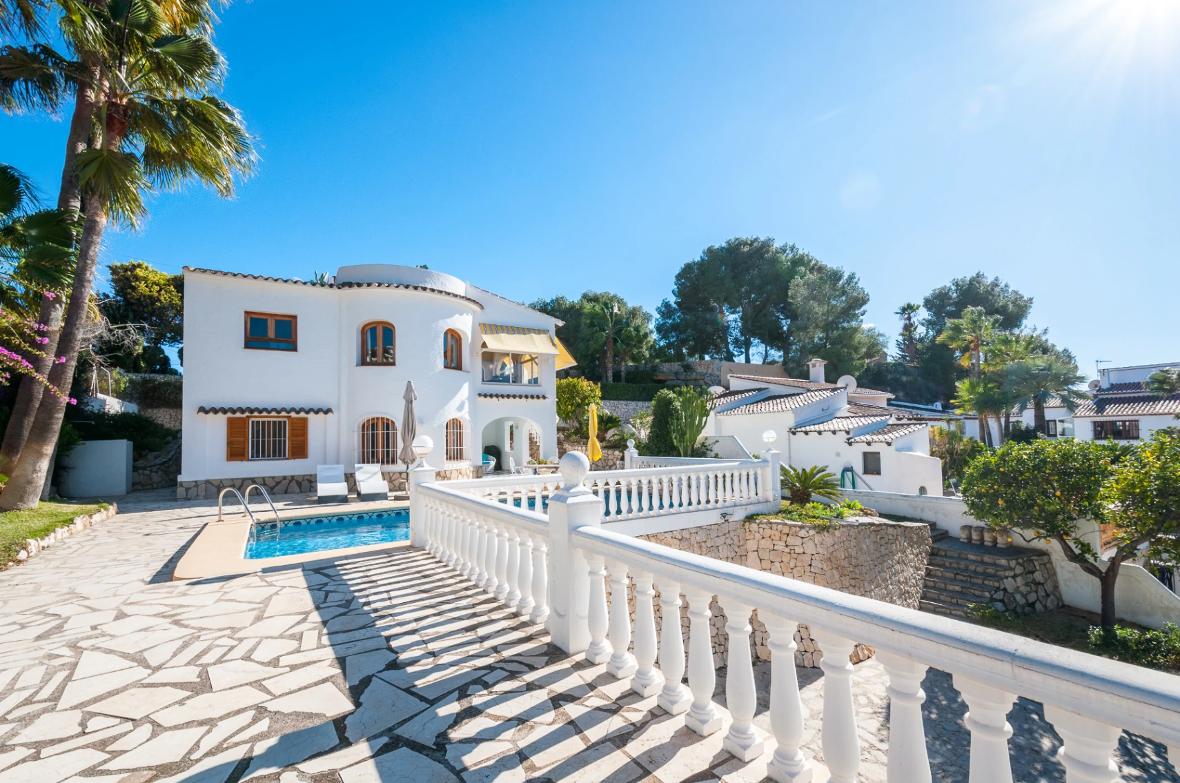 Villa mediterránea orientada al suroeste en Benissa cerca del campo de golf San Jaime.