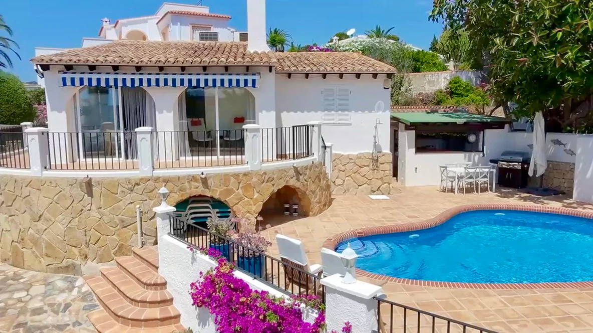 Encantadora villa de 3 habitaciones en Moraira con vistas al mar.