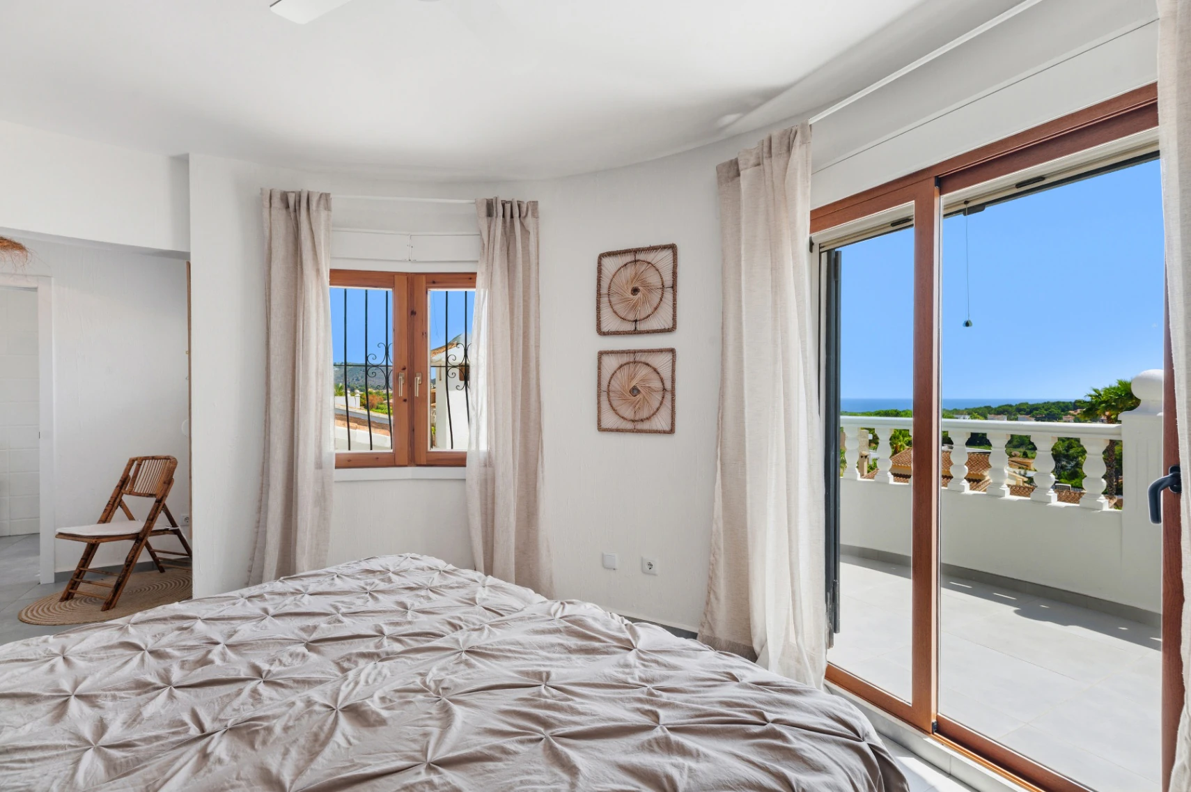 Exclusiva, moderna y completamente renovada villa con vistas panorámicas al mar en venta en Moraira – ubicación privilegiada cercana al centro y la playa.