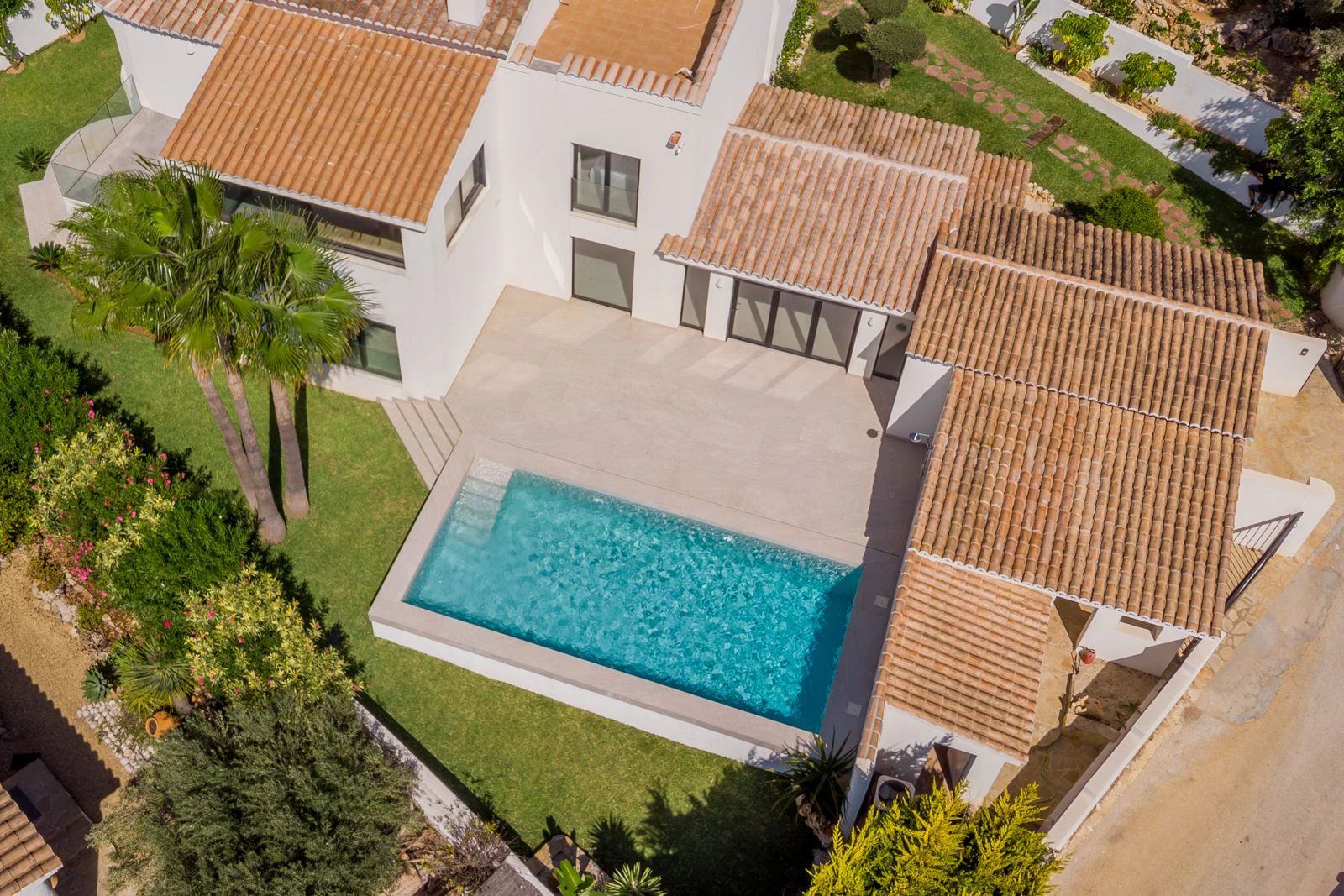 Villa mediterránea con acabados de lujo de alta gama y vistas al mar a 5 minutos de Moraira