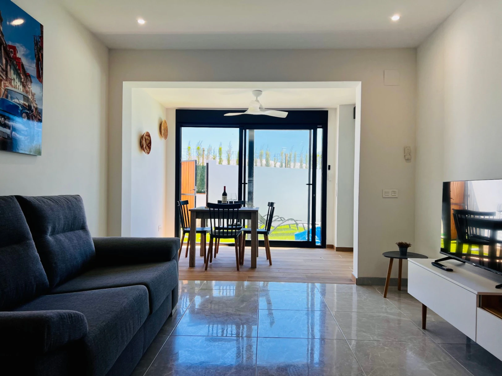 VILLA DE LUJO CON VISTAS AL MAR Y 2 APARTAMENTOS SEPARADOS – IDEAL COMO INVERSION DE ALQUILER EN MORAIRA