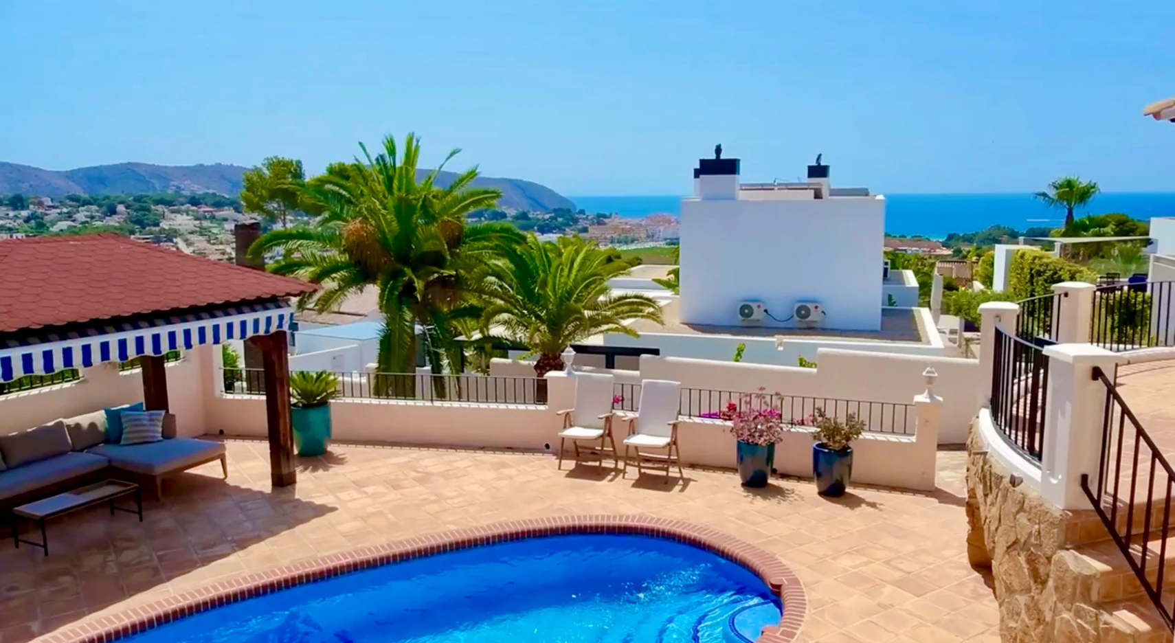Encantadora villa de 3 habitaciones en Moraira con vistas al mar.
