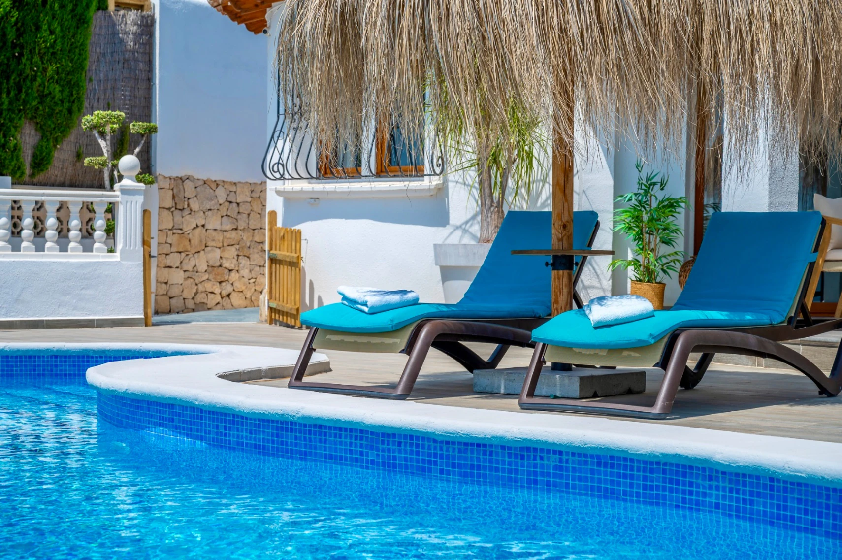 Exclusiva, moderna y completamente renovada villa con vistas panorámicas al mar en venta en Moraira – ubicación privilegiada cercana al centro y la playa.