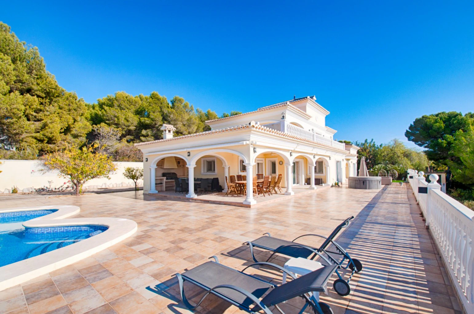 Gran villa elegante con vistas al mar en venta en Moraira