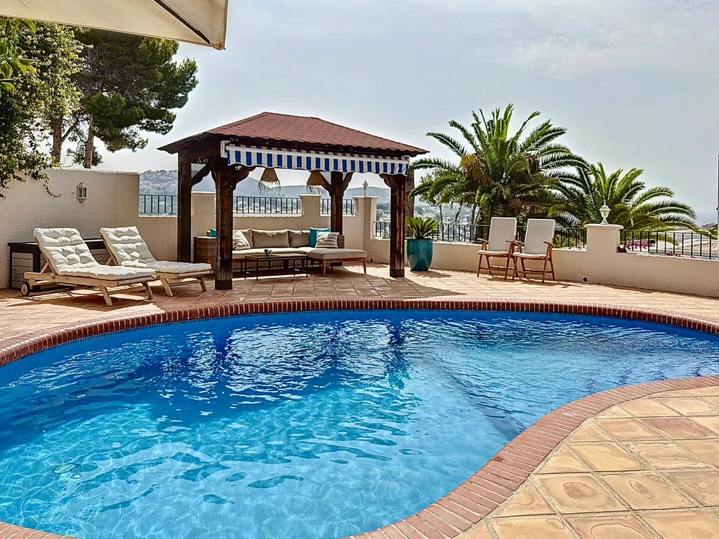 Encantadora villa de 3 habitaciones en Moraira con vistas al mar.