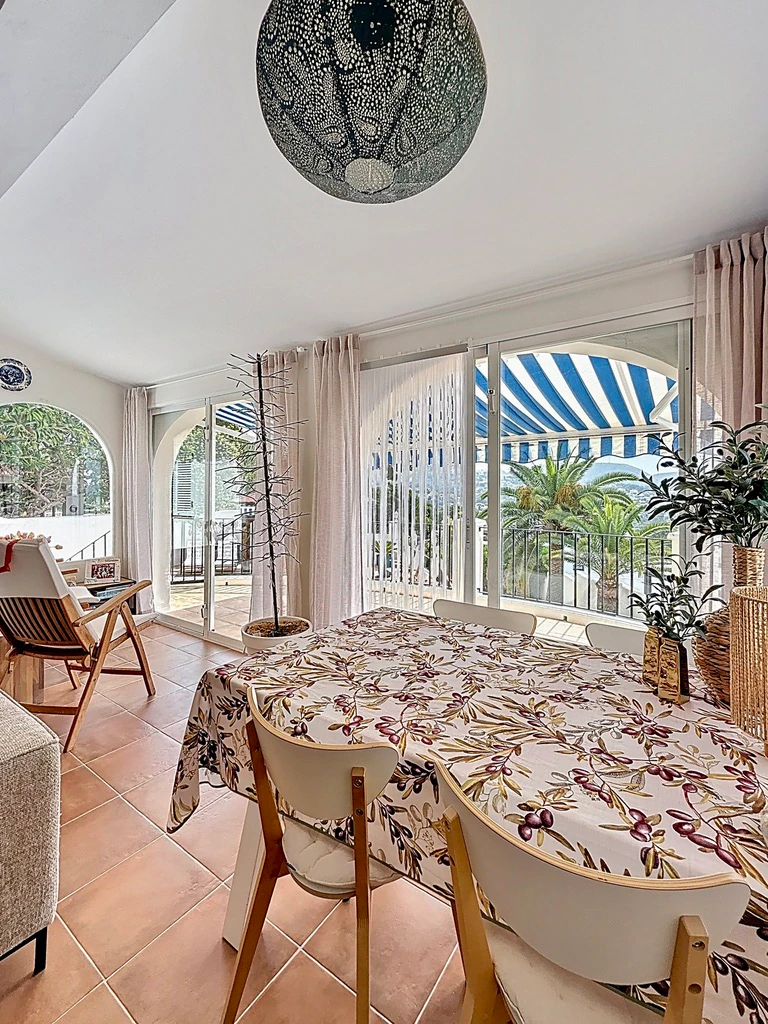 Encantadora villa de 3 habitaciones en Moraira con vistas al mar.