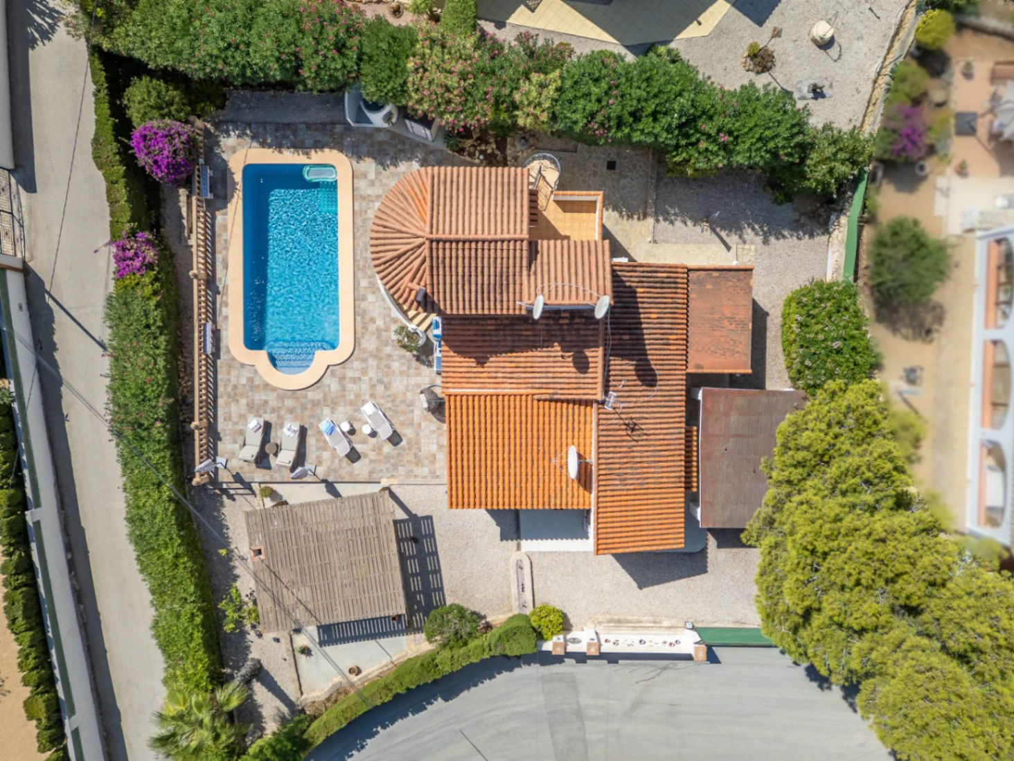 Encantadora villa con piscina privada en una parcela plana, con vistas al mar y un espacio exterior perfecto para disfrutar del estilo de vida español.