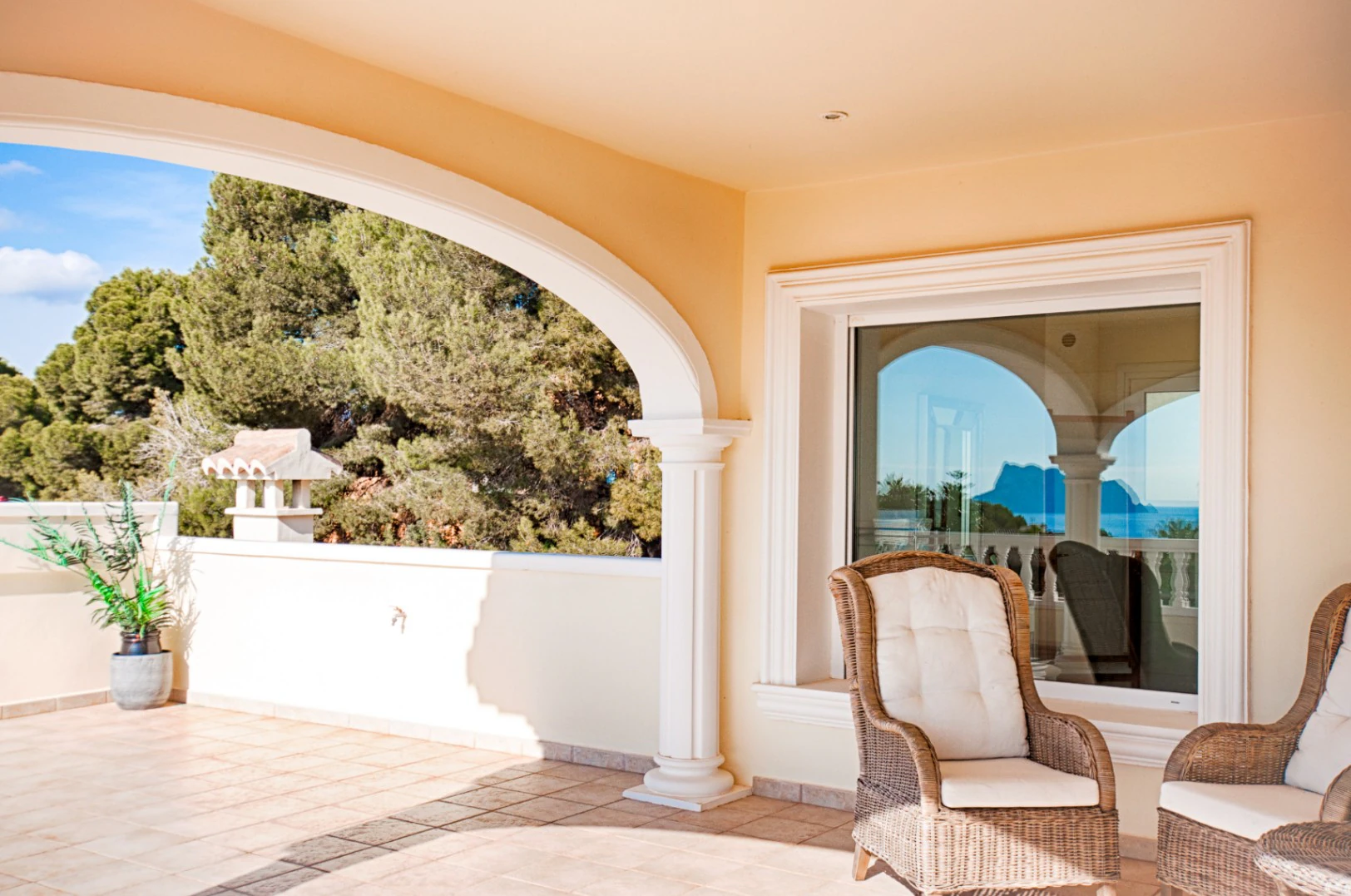 Gran villa elegante con vistas al mar en venta en Moraira