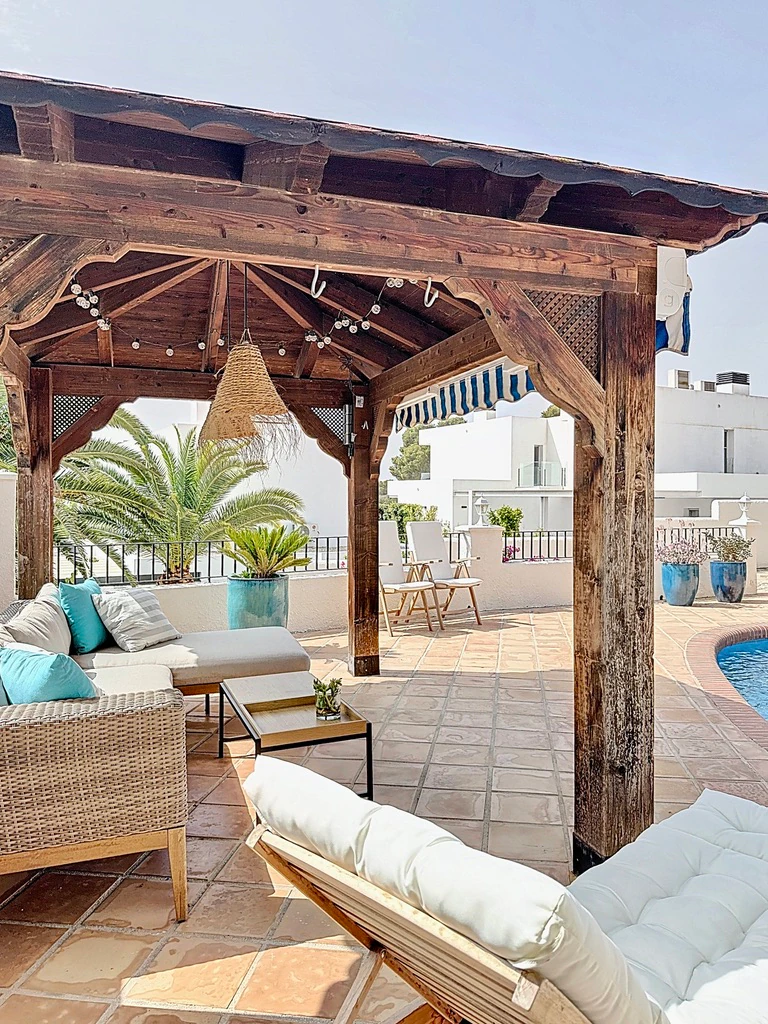 Encantadora villa de 3 habitaciones en Moraira con vistas al mar.