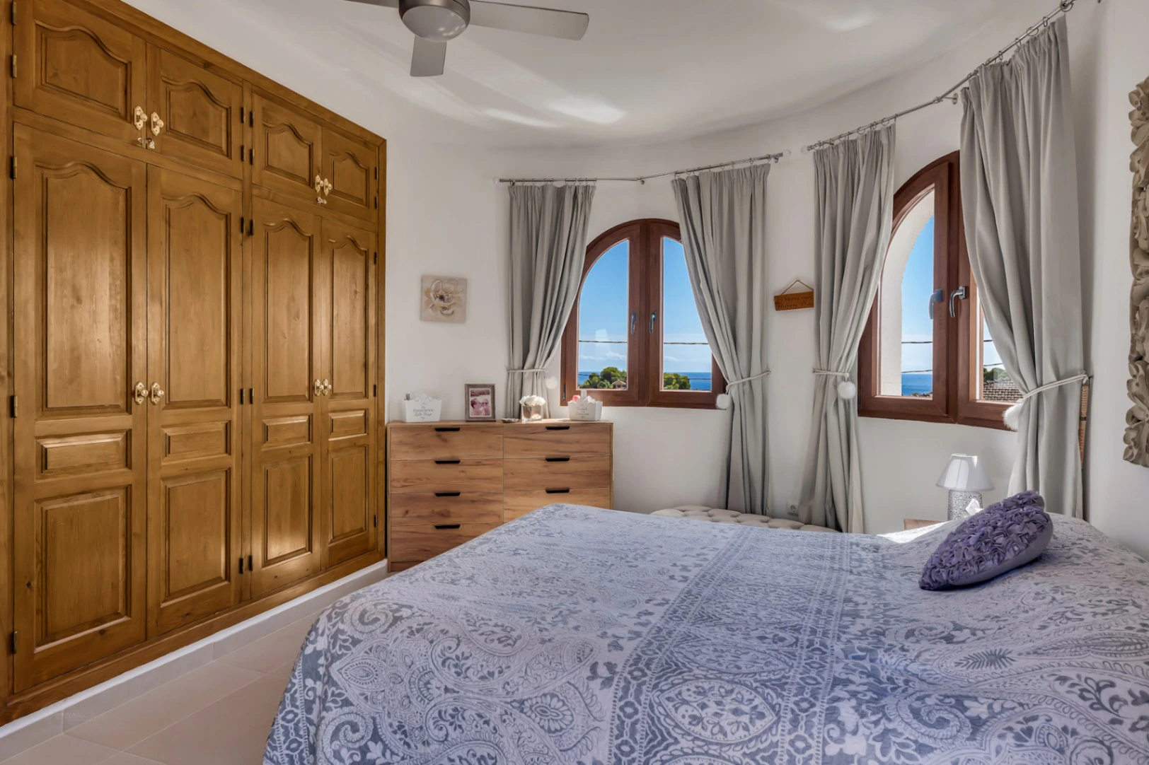 Encantadora villa con piscina privada en una parcela plana, con vistas al mar y un espacio exterior perfecto para disfrutar del estilo de vida español.