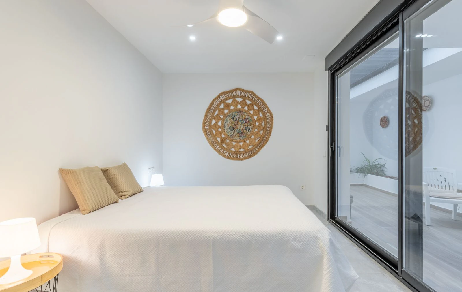 VILLA DE LUJO CON VISTAS AL MAR Y 2 APARTAMENTOS SEPARADOS – IDEAL COMO INVERSION DE ALQUILER EN MORAIRA