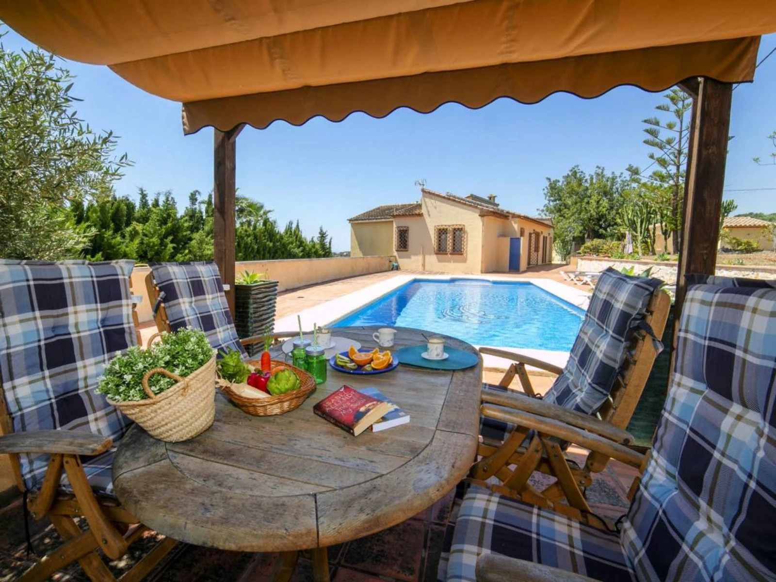 Chalet en venta de 4 dormitorios y piscina en Benissa, Alicante
