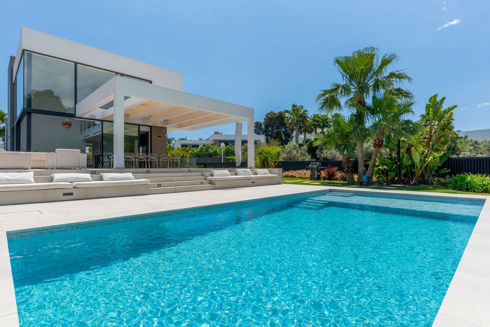 Villa de lujo con 5 dormitorios, espacioso garaje, y a 1.2 km de la playa del Arenal