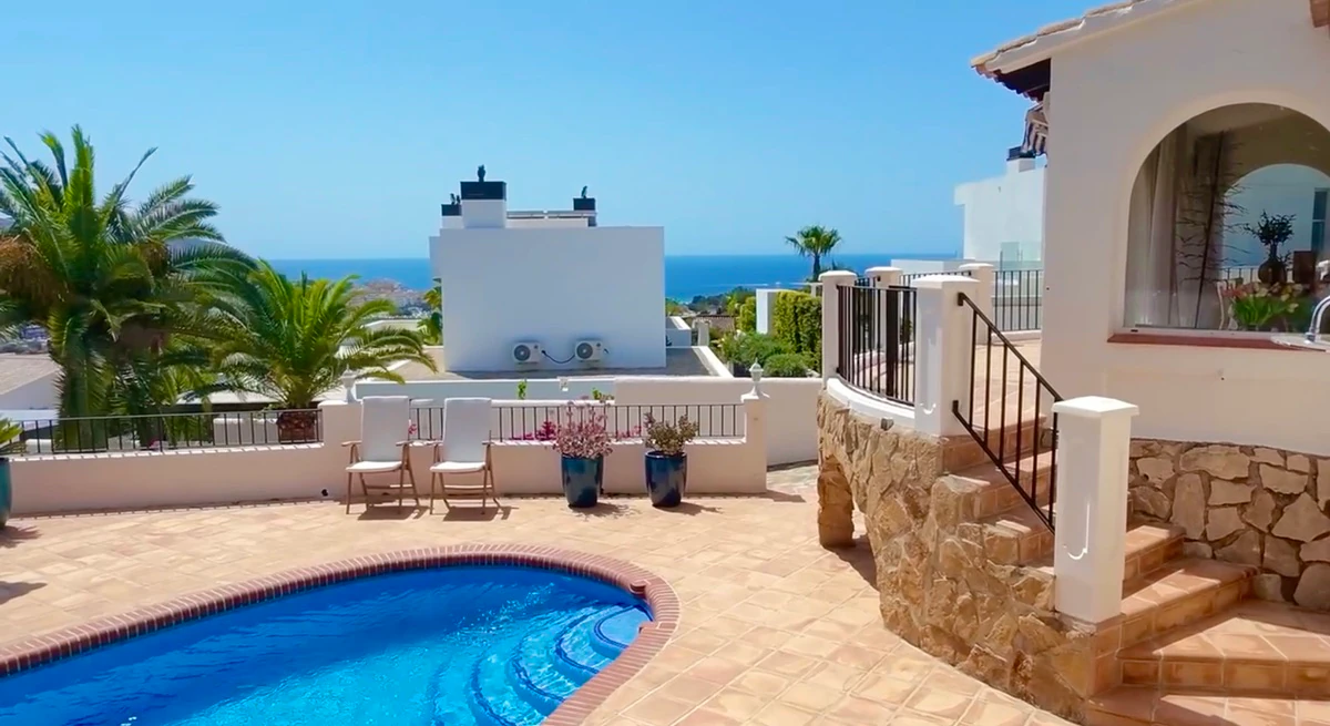Encantadora villa de 3 habitaciones en Moraira con vistas al mar.