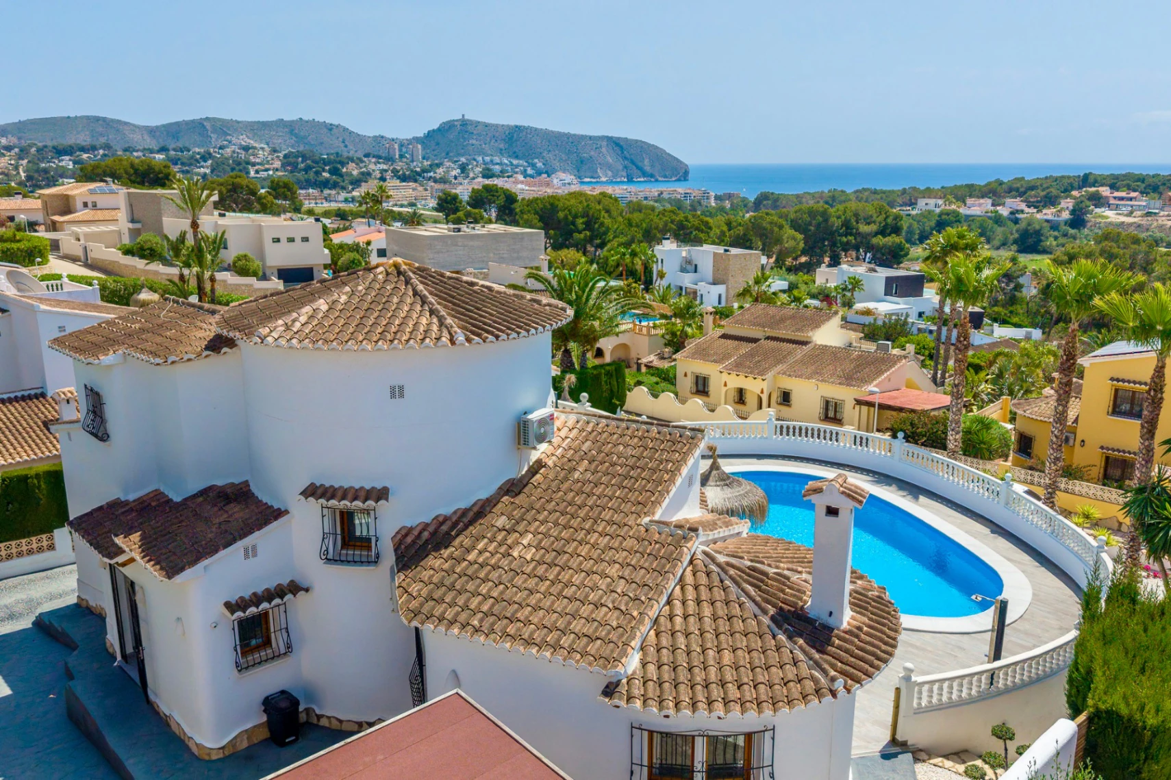 Exclusiva, moderna y completamente renovada villa con vistas panorámicas al mar en venta en Moraira – ubicación privilegiada cercana al centro y la playa.