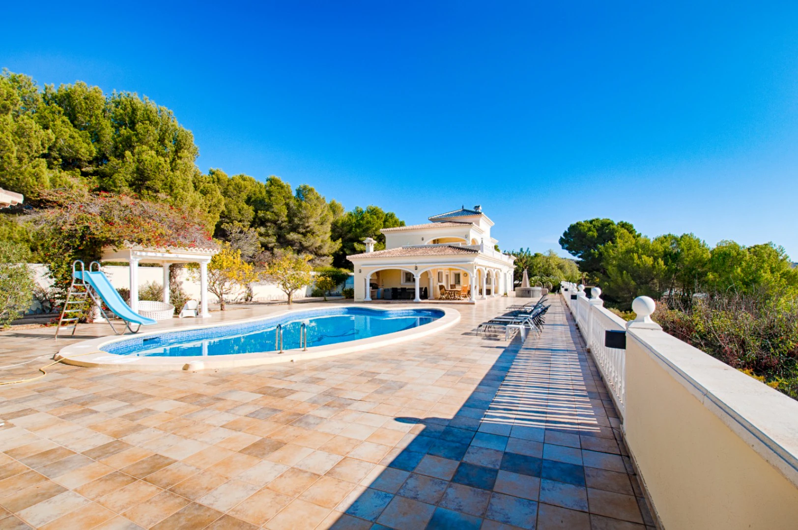 Gran villa elegante con vistas al mar en venta en Moraira
